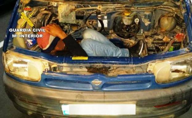 El inmigrante norteafricano oculto en el motor de la furgoneta.HOY