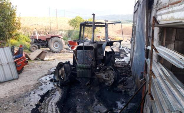 Un incendio quema un tractor y varias dependencias en una finca de Losar de la Vera