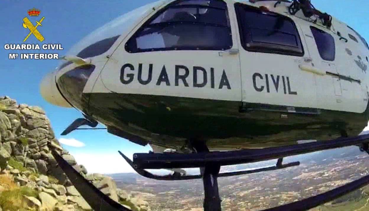 El helicóptero de la Guardia Civil rescata a una barranquista en Madrigal de la Vera