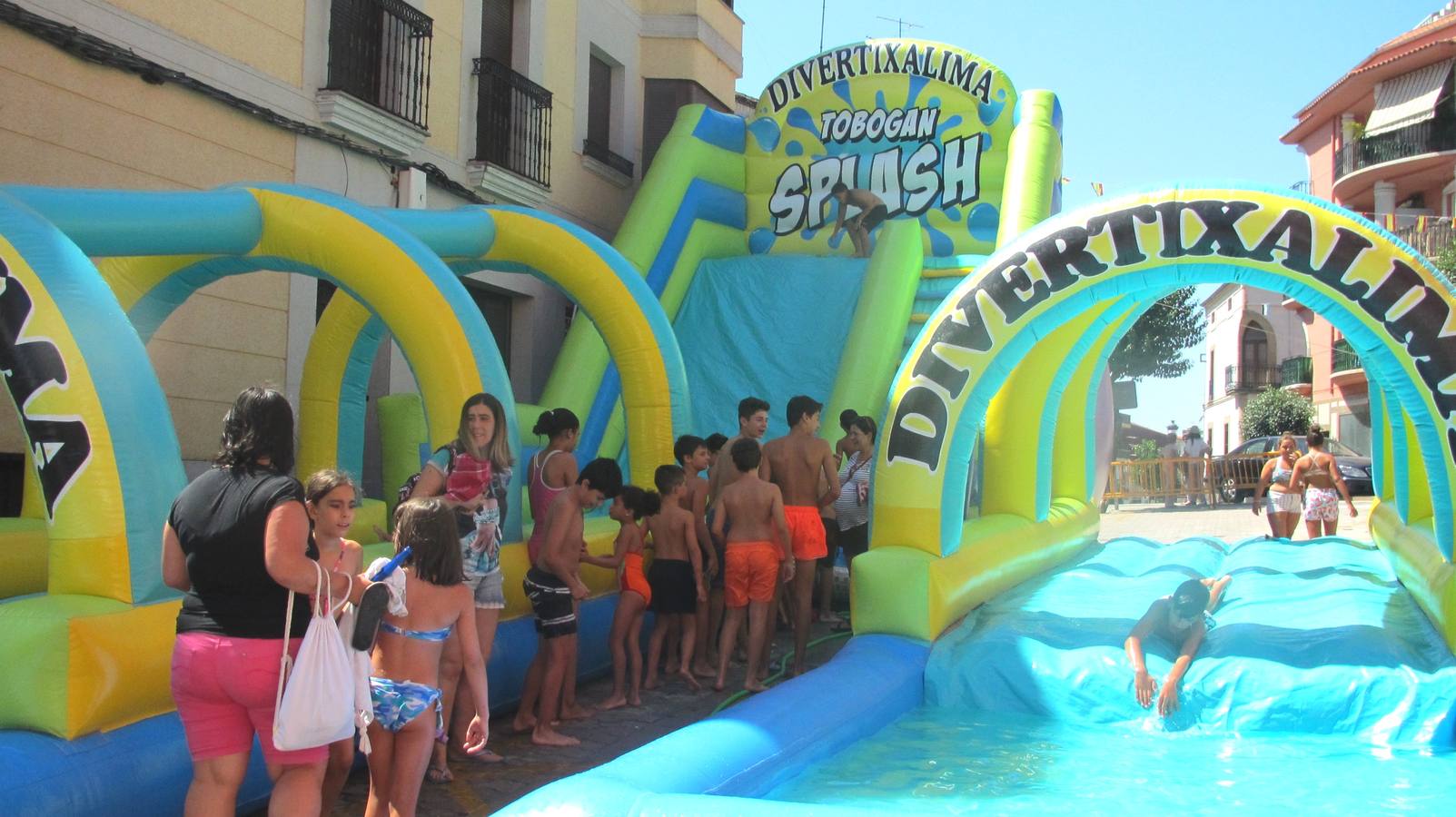 Juegos infantiles en la avenida de Yuste, este mediodía