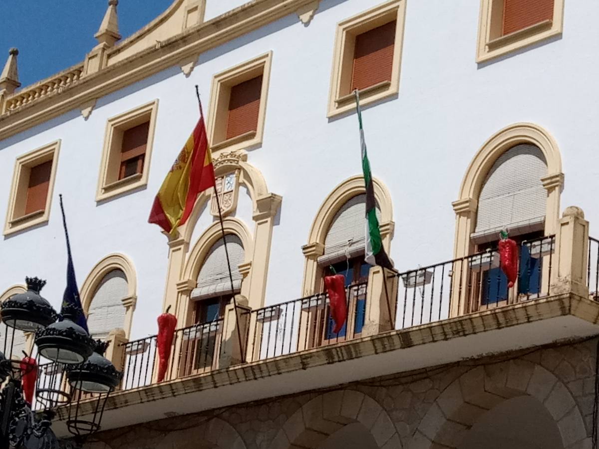 El Consistorio y el Museo del Pimentón lucen en sus balconadas pimientos