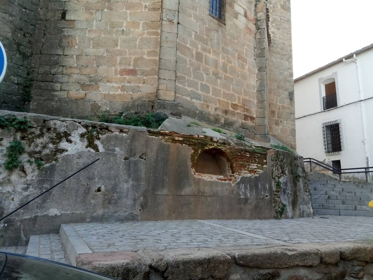 El Ayuntamiento rehabilitará la antigua fuente anexa a la iglesia de Santa María