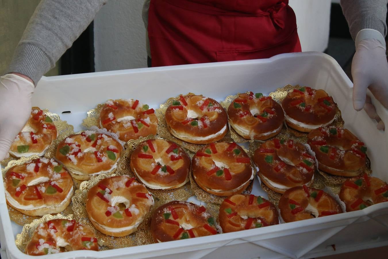Cientos de personas dieron su apoyo a la Asociación de Familiares de Personas con Alzheimer y otras demencias de Jerez y Comarca en la celebración de su gran Chocolata con roscón de Reyes. La cita, celebrada en la Casa de la Iglesia, contó con la participación de jóvenes de la Cofradía del Señor Coronado de Espinas que alimentaron la ilusión de los más pequeños con manualidades y talleres. Desde la citada Asociación se ha agradecido de manera mu y especial el apoyo del cocinero jerezano Tomás Carbonero Caraballo, el citado grupo joven, la Parroquia de Jerez de los Caballeros, la empresa Decajón, la Pastelería 'Luis Avellí', supermercado Casa Dolores y la empresa Doher. También la ayuda de: el Centro de Educación Infantil Espíritu Santo, la Asociación de Madres y Padres de Alumnos del Colegio El Rodeo, el Colegio Sotomayor y Terrazas, la familia de Joaquina García González y de otras personas y empresas, a la hora de hacer posible este evento que resultó todo un éxito y que, según ha destacado contribuirá a dar continuidad a la atención y apoyo a las personas que conviven con la enfermedad de Alzheimer.