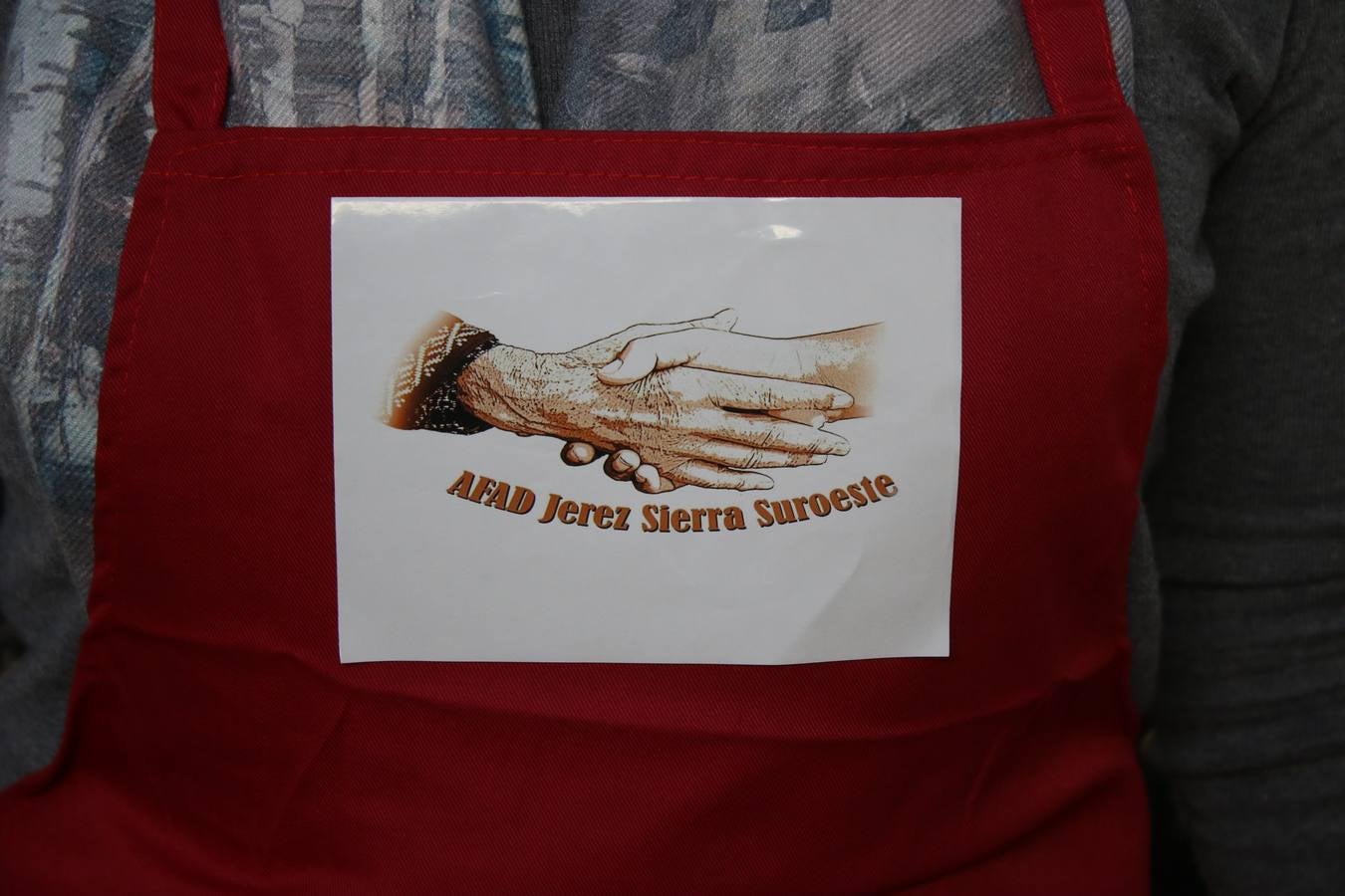 Cientos de personas dieron su apoyo a la Asociación de Familiares de Personas con Alzheimer y otras demencias de Jerez y Comarca en la celebración de su gran Chocolata con roscón de Reyes. La cita, celebrada en la Casa de la Iglesia, contó con la participación de jóvenes de la Cofradía del Señor Coronado de Espinas que alimentaron la ilusión de los más pequeños con manualidades y talleres. Desde la citada Asociación se ha agradecido de manera mu y especial el apoyo del cocinero jerezano Tomás Carbonero Caraballo, el citado grupo joven, la Parroquia de Jerez de los Caballeros, la empresa Decajón, la Pastelería 'Luis Avellí', supermercado Casa Dolores y la empresa Doher. También la ayuda de: el Centro de Educación Infantil Espíritu Santo, la Asociación de Madres y Padres de Alumnos del Colegio El Rodeo, el Colegio Sotomayor y Terrazas, la familia de Joaquina García González y de otras personas y empresas, a la hora de hacer posible este evento que resultó todo un éxito y que, según ha destacado contribuirá a dar continuidad a la atención y apoyo a las personas que conviven con la enfermedad de Alzheimer.