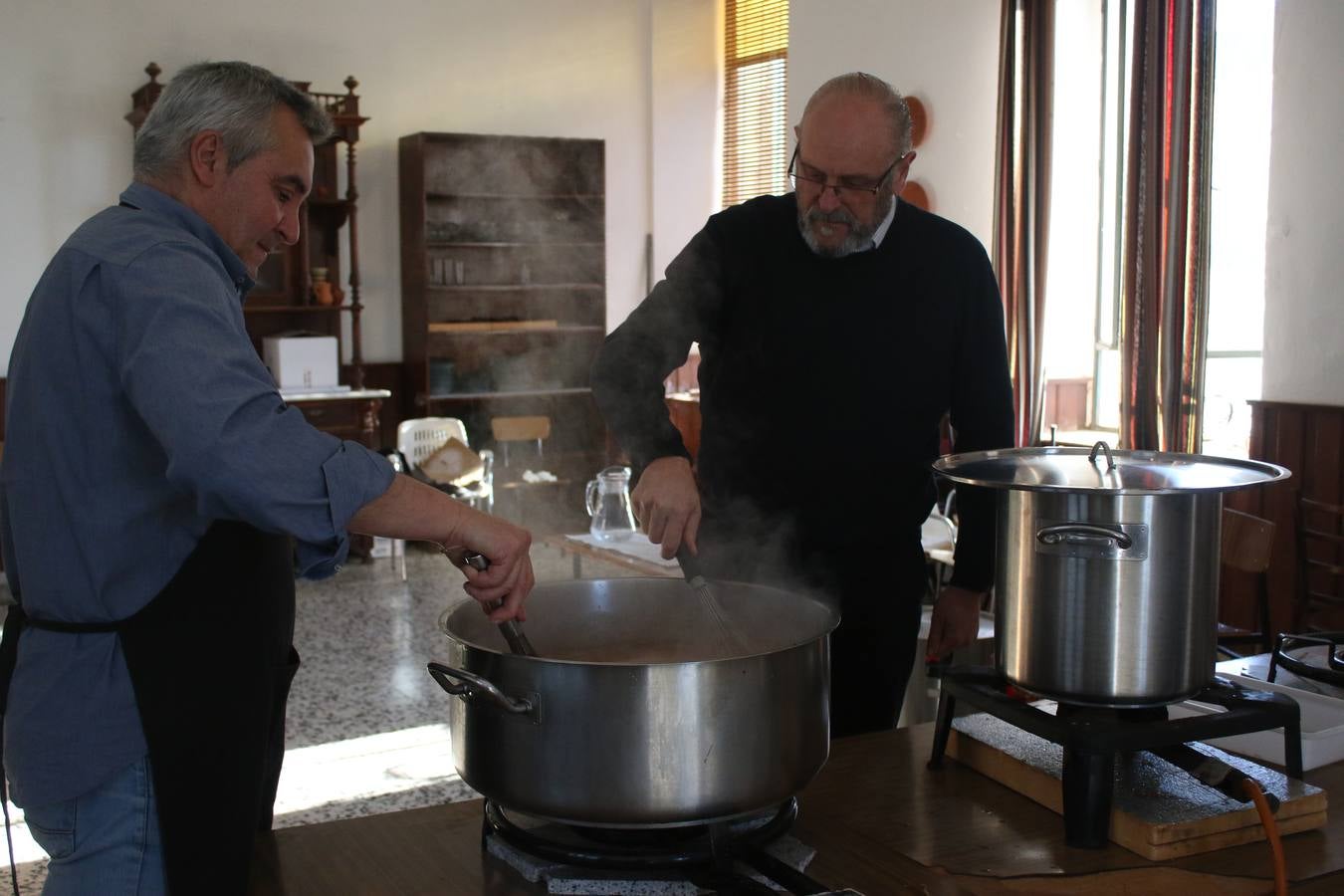 Cientos de personas dieron su apoyo a la Asociación de Familiares de Personas con Alzheimer y otras demencias de Jerez y Comarca en la celebración de su gran Chocolata con roscón de Reyes. La cita, celebrada en la Casa de la Iglesia, contó con la participación de jóvenes de la Cofradía del Señor Coronado de Espinas que alimentaron la ilusión de los más pequeños con manualidades y talleres. Desde la citada Asociación se ha agradecido de manera mu y especial el apoyo del cocinero jerezano Tomás Carbonero Caraballo, el citado grupo joven, la Parroquia de Jerez de los Caballeros, la empresa Decajón, la Pastelería 'Luis Avellí', supermercado Casa Dolores y la empresa Doher. También la ayuda de: el Centro de Educación Infantil Espíritu Santo, la Asociación de Madres y Padres de Alumnos del Colegio El Rodeo, el Colegio Sotomayor y Terrazas, la familia de Joaquina García González y de otras personas y empresas, a la hora de hacer posible este evento que resultó todo un éxito y que, según ha destacado contribuirá a dar continuidad a la atención y apoyo a las personas que conviven con la enfermedad de Alzheimer.