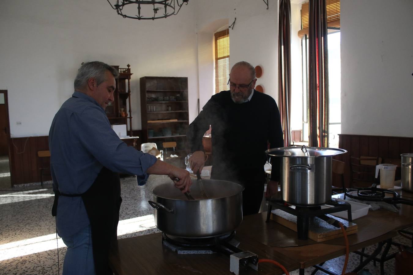 Cientos de personas dieron su apoyo a la Asociación de Familiares de Personas con Alzheimer y otras demencias de Jerez y Comarca en la celebración de su gran Chocolata con roscón de Reyes. La cita, celebrada en la Casa de la Iglesia, contó con la participación de jóvenes de la Cofradía del Señor Coronado de Espinas que alimentaron la ilusión de los más pequeños con manualidades y talleres. Desde la citada Asociación se ha agradecido de manera mu y especial el apoyo del cocinero jerezano Tomás Carbonero Caraballo, el citado grupo joven, la Parroquia de Jerez de los Caballeros, la empresa Decajón, la Pastelería 'Luis Avellí', supermercado Casa Dolores y la empresa Doher. También la ayuda de: el Centro de Educación Infantil Espíritu Santo, la Asociación de Madres y Padres de Alumnos del Colegio El Rodeo, el Colegio Sotomayor y Terrazas, la familia de Joaquina García González y de otras personas y empresas, a la hora de hacer posible este evento que resultó todo un éxito y que, según ha destacado contribuirá a dar continuidad a la atención y apoyo a las personas que conviven con la enfermedad de Alzheimer.