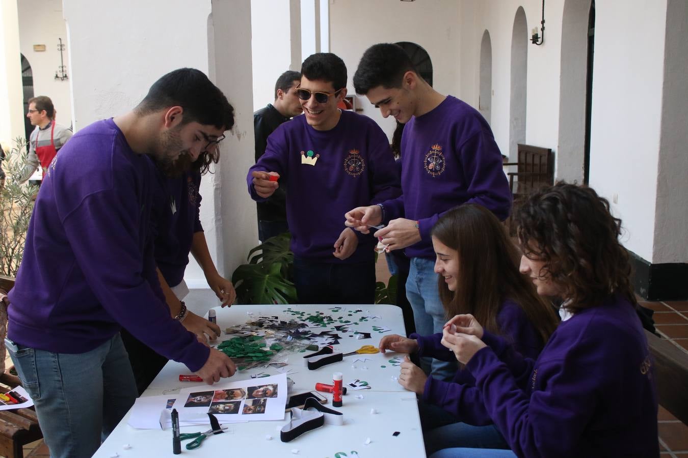 Cientos de personas dieron su apoyo a la Asociación de Familiares de Personas con Alzheimer y otras demencias de Jerez y Comarca en la celebración de su gran Chocolata con roscón de Reyes. La cita, celebrada en la Casa de la Iglesia, contó con la participación de jóvenes de la Cofradía del Señor Coronado de Espinas que alimentaron la ilusión de los más pequeños con manualidades y talleres. Desde la citada Asociación se ha agradecido de manera mu y especial el apoyo del cocinero jerezano Tomás Carbonero Caraballo, el citado grupo joven, la Parroquia de Jerez de los Caballeros, la empresa Decajón, la Pastelería 'Luis Avellí', supermercado Casa Dolores y la empresa Doher. También la ayuda de: el Centro de Educación Infantil Espíritu Santo, la Asociación de Madres y Padres de Alumnos del Colegio El Rodeo, el Colegio Sotomayor y Terrazas, la familia de Joaquina García González y de otras personas y empresas, a la hora de hacer posible este evento que resultó todo un éxito y que, según ha destacado contribuirá a dar continuidad a la atención y apoyo a las personas que conviven con la enfermedad de Alzheimer.