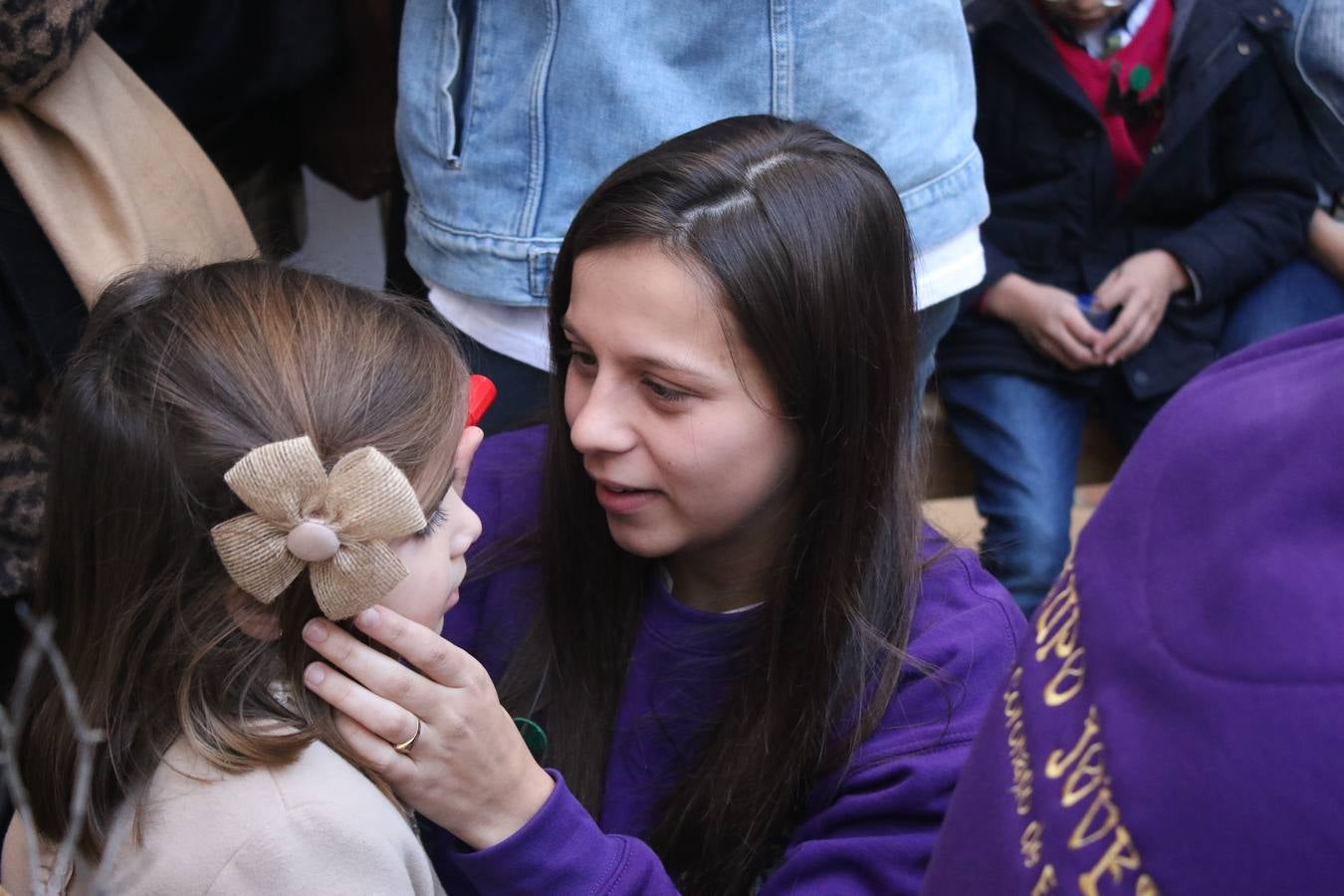 Cientos de personas dieron su apoyo a la Asociación de Familiares de Personas con Alzheimer y otras demencias de Jerez y Comarca en la celebración de su gran Chocolata con roscón de Reyes. La cita, celebrada en la Casa de la Iglesia, contó con la participación de jóvenes de la Cofradía del Señor Coronado de Espinas que alimentaron la ilusión de los más pequeños con manualidades y talleres. Desde la citada Asociación se ha agradecido de manera mu y especial el apoyo del cocinero jerezano Tomás Carbonero Caraballo, el citado grupo joven, la Parroquia de Jerez de los Caballeros, la empresa Decajón, la Pastelería 'Luis Avellí', supermercado Casa Dolores y la empresa Doher. También la ayuda de: el Centro de Educación Infantil Espíritu Santo, la Asociación de Madres y Padres de Alumnos del Colegio El Rodeo, el Colegio Sotomayor y Terrazas, la familia de Joaquina García González y de otras personas y empresas, a la hora de hacer posible este evento que resultó todo un éxito y que, según ha destacado contribuirá a dar continuidad a la atención y apoyo a las personas que conviven con la enfermedad de Alzheimer.