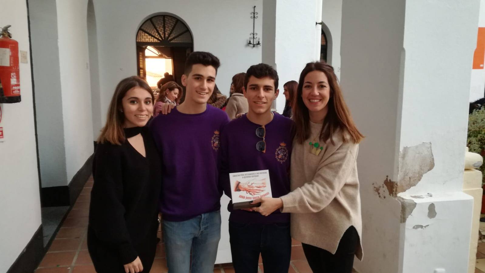 Cientos de personas dieron su apoyo a la Asociación de Familiares de Personas con Alzheimer y otras demencias de Jerez y Comarca en la celebración de su gran Chocolata con roscón de Reyes. La cita, celebrada en la Casa de la Iglesia, contó con la participación de jóvenes de la Cofradía del Señor Coronado de Espinas que alimentaron la ilusión de los más pequeños con manualidades y talleres. Desde la citada Asociación se ha agradecido de manera mu y especial el apoyo del cocinero jerezano Tomás Carbonero Caraballo, el citado grupo joven, la Parroquia de Jerez de los Caballeros, la empresa Decajón, la Pastelería 'Luis Avellí', supermercado Casa Dolores y la empresa Doher. También la ayuda de: el Centro de Educación Infantil Espíritu Santo, la Asociación de Madres y Padres de Alumnos del Colegio El Rodeo, el Colegio Sotomayor y Terrazas, la familia de Joaquina García González y de otras personas y empresas, a la hora de hacer posible este evento que resultó todo un éxito y que, según ha destacado contribuirá a dar continuidad a la atención y apoyo a las personas que conviven con la enfermedad de Alzheimer.