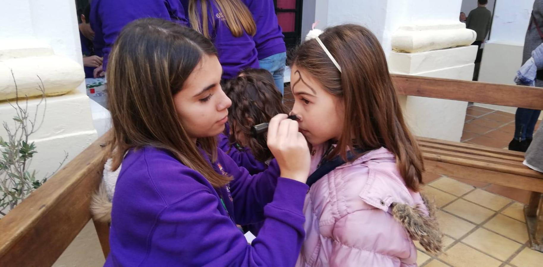 Cientos de personas dieron su apoyo a la Asociación de Familiares de Personas con Alzheimer y otras demencias de Jerez y Comarca en la celebración de su gran Chocolata con roscón de Reyes. La cita, celebrada en la Casa de la Iglesia, contó con la participación de jóvenes de la Cofradía del Señor Coronado de Espinas que alimentaron la ilusión de los más pequeños con manualidades y talleres. Desde la citada Asociación se ha agradecido de manera mu y especial el apoyo del cocinero jerezano Tomás Carbonero Caraballo, el citado grupo joven, la Parroquia de Jerez de los Caballeros, la empresa Decajón, la Pastelería 'Luis Avellí', supermercado Casa Dolores y la empresa Doher. También la ayuda de: el Centro de Educación Infantil Espíritu Santo, la Asociación de Madres y Padres de Alumnos del Colegio El Rodeo, el Colegio Sotomayor y Terrazas, la familia de Joaquina García González y de otras personas y empresas, a la hora de hacer posible este evento que resultó todo un éxito y que, según ha destacado contribuirá a dar continuidad a la atención y apoyo a las personas que conviven con la enfermedad de Alzheimer.