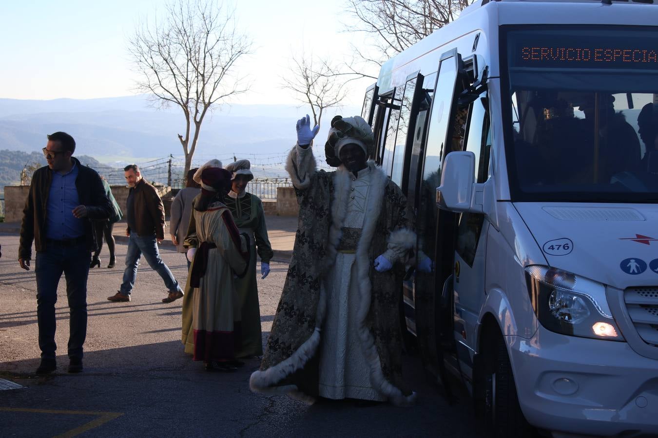 Jerez de los Caballeros se inundó de magia, ilusión y colorido con su tradicional Cabalgata de Reyes Magos. Primero, fueron los mayores de la Residencia Hernando de Soto quienes disfrutaron de la presencia de sus Majestades de Oriente junto a la visita de autoridades y miembros de las distintas cofradías y hermandades. Desde el Ayuntamiento se había dispuesto este año un recorrido distinto y el el entorno del citado centro, junto al parque de Santa Lucía, fue el punto de partida de una cabalgata que vivió uno de sus momentos más extraordinarios en la Plaza de España con mucha presencia de público. Junto a los tronos de Melchor, Gaspar y Baltasar, carrozas realizadas por el Ayuntamiento, destacó la participación de asociaciones y colectivos: vecinos de La Bazana, 'Euexia Rural', la Asociación cultural del Belén Santa Ángela y la Asociación juvenil 'La Trouppe', que con más de 100 componentes ofreció un gran espectáculo con la recreación de la fantasía de 'El Rey león'. La música acrecentó el ambiente de ilusión, con los sones de la Agrupación Musical 'Nuestro Padre Jesús Nazareno' y la Agrupación Musical 'Maestro Sousa' de la OJE. Los más pequeños vivieron la cita con emoción y fueron los verdaderos protagonistas del mejor prólogo de una de las noches más especiales del año.Además del amplio despliegue de fantasía y colorido, estuvo la labor de: Policía Local, Cruz Roja, Protección Civil, Bomberos, Guardia Civil, para el buen desarrollo de este evento.
