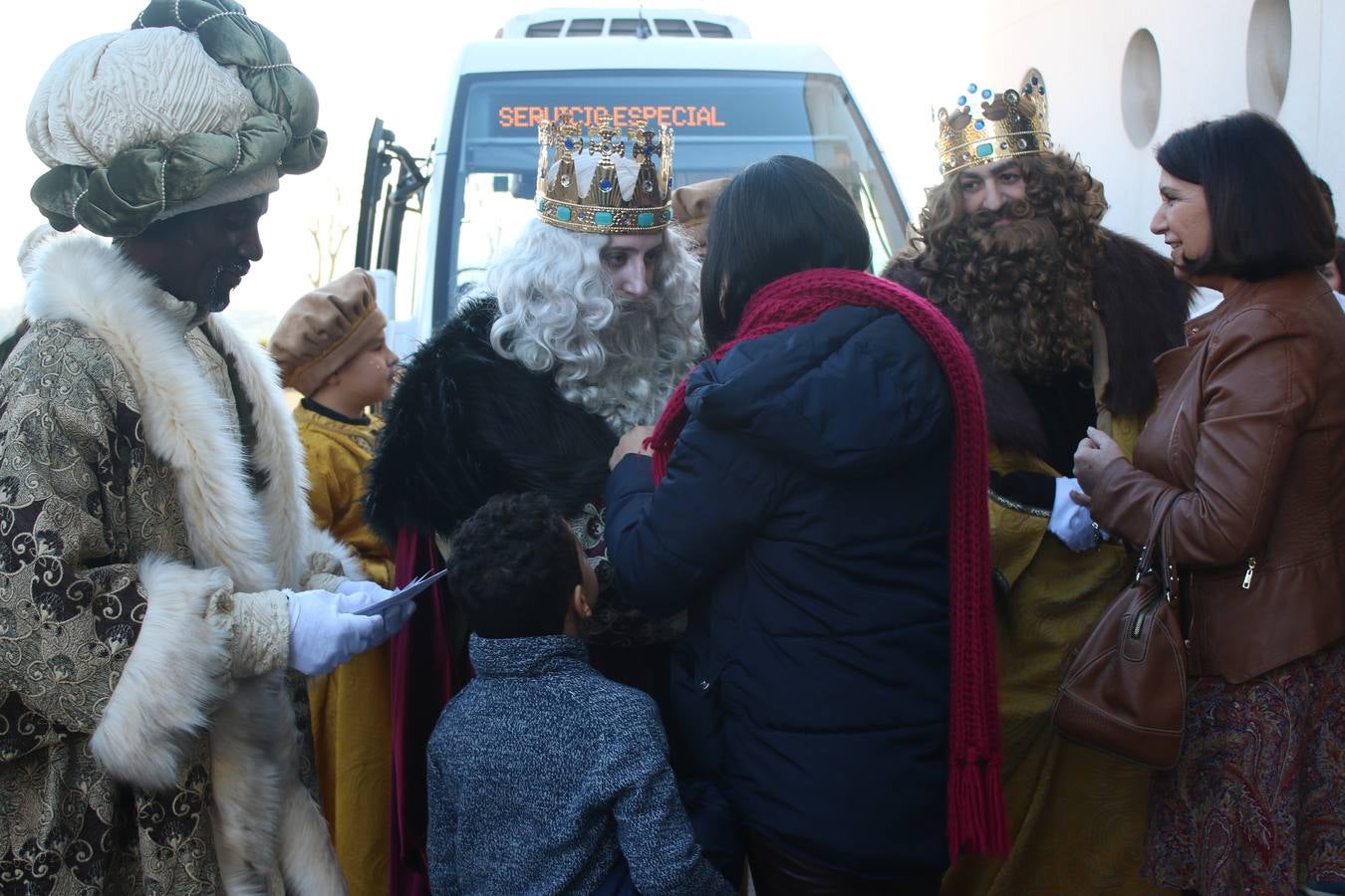 Jerez de los Caballeros se inundó de magia, ilusión y colorido con su tradicional Cabalgata de Reyes Magos. Primero, fueron los mayores de la Residencia Hernando de Soto quienes disfrutaron de la presencia de sus Majestades de Oriente junto a la visita de autoridades y miembros de las distintas cofradías y hermandades. Desde el Ayuntamiento se había dispuesto este año un recorrido distinto y el el entorno del citado centro, junto al parque de Santa Lucía, fue el punto de partida de una cabalgata que vivió uno de sus momentos más extraordinarios en la Plaza de España con mucha presencia de público. Junto a los tronos de Melchor, Gaspar y Baltasar, carrozas realizadas por el Ayuntamiento, destacó la participación de asociaciones y colectivos: vecinos de La Bazana, 'Euexia Rural', la Asociación cultural del Belén Santa Ángela y la Asociación juvenil 'La Trouppe', que con más de 100 componentes ofreció un gran espectáculo con la recreación de la fantasía de 'El Rey león'. La música acrecentó el ambiente de ilusión, con los sones de la Agrupación Musical 'Nuestro Padre Jesús Nazareno' y la Agrupación Musical 'Maestro Sousa' de la OJE. Los más pequeños vivieron la cita con emoción y fueron los verdaderos protagonistas del mejor prólogo de una de las noches más especiales del año.Además del amplio despliegue de fantasía y colorido, estuvo la labor de: Policía Local, Cruz Roja, Protección Civil, Bomberos, Guardia Civil, para el buen desarrollo de este evento.