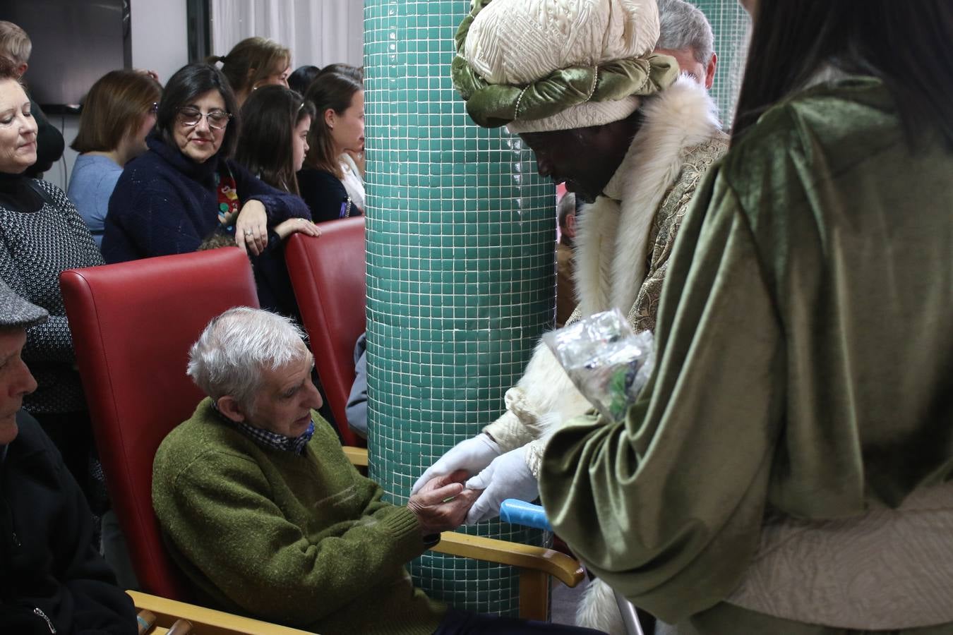 Jerez de los Caballeros se inundó de magia, ilusión y colorido con su tradicional Cabalgata de Reyes Magos. Primero, fueron los mayores de la Residencia Hernando de Soto quienes disfrutaron de la presencia de sus Majestades de Oriente junto a la visita de autoridades y miembros de las distintas cofradías y hermandades. Desde el Ayuntamiento se había dispuesto este año un recorrido distinto y el el entorno del citado centro, junto al parque de Santa Lucía, fue el punto de partida de una cabalgata que vivió uno de sus momentos más extraordinarios en la Plaza de España con mucha presencia de público. Junto a los tronos de Melchor, Gaspar y Baltasar, carrozas realizadas por el Ayuntamiento, destacó la participación de asociaciones y colectivos: vecinos de La Bazana, 'Euexia Rural', la Asociación cultural del Belén Santa Ángela y la Asociación juvenil 'La Trouppe', que con más de 100 componentes ofreció un gran espectáculo con la recreación de la fantasía de 'El Rey león'. La música acrecentó el ambiente de ilusión, con los sones de la Agrupación Musical 'Nuestro Padre Jesús Nazareno' y la Agrupación Musical 'Maestro Sousa' de la OJE. Los más pequeños vivieron la cita con emoción y fueron los verdaderos protagonistas del mejor prólogo de una de las noches más especiales del año.Además del amplio despliegue de fantasía y colorido, estuvo la labor de: Policía Local, Cruz Roja, Protección Civil, Bomberos, Guardia Civil, para el buen desarrollo de este evento.