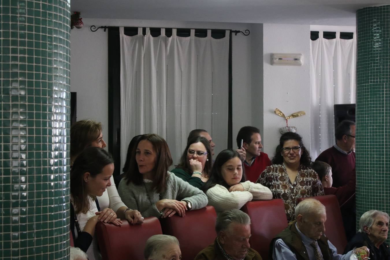 Jerez de los Caballeros se inundó de magia, ilusión y colorido con su tradicional Cabalgata de Reyes Magos. Primero, fueron los mayores de la Residencia Hernando de Soto quienes disfrutaron de la presencia de sus Majestades de Oriente junto a la visita de autoridades y miembros de las distintas cofradías y hermandades. Desde el Ayuntamiento se había dispuesto este año un recorrido distinto y el el entorno del citado centro, junto al parque de Santa Lucía, fue el punto de partida de una cabalgata que vivió uno de sus momentos más extraordinarios en la Plaza de España con mucha presencia de público. Junto a los tronos de Melchor, Gaspar y Baltasar, carrozas realizadas por el Ayuntamiento, destacó la participación de asociaciones y colectivos: vecinos de La Bazana, 'Euexia Rural', la Asociación cultural del Belén Santa Ángela y la Asociación juvenil 'La Trouppe', que con más de 100 componentes ofreció un gran espectáculo con la recreación de la fantasía de 'El Rey león'. La música acrecentó el ambiente de ilusión, con los sones de la Agrupación Musical 'Nuestro Padre Jesús Nazareno' y la Agrupación Musical 'Maestro Sousa' de la OJE. Los más pequeños vivieron la cita con emoción y fueron los verdaderos protagonistas del mejor prólogo de una de las noches más especiales del año.Además del amplio despliegue de fantasía y colorido, estuvo la labor de: Policía Local, Cruz Roja, Protección Civil, Bomberos, Guardia Civil, para el buen desarrollo de este evento.