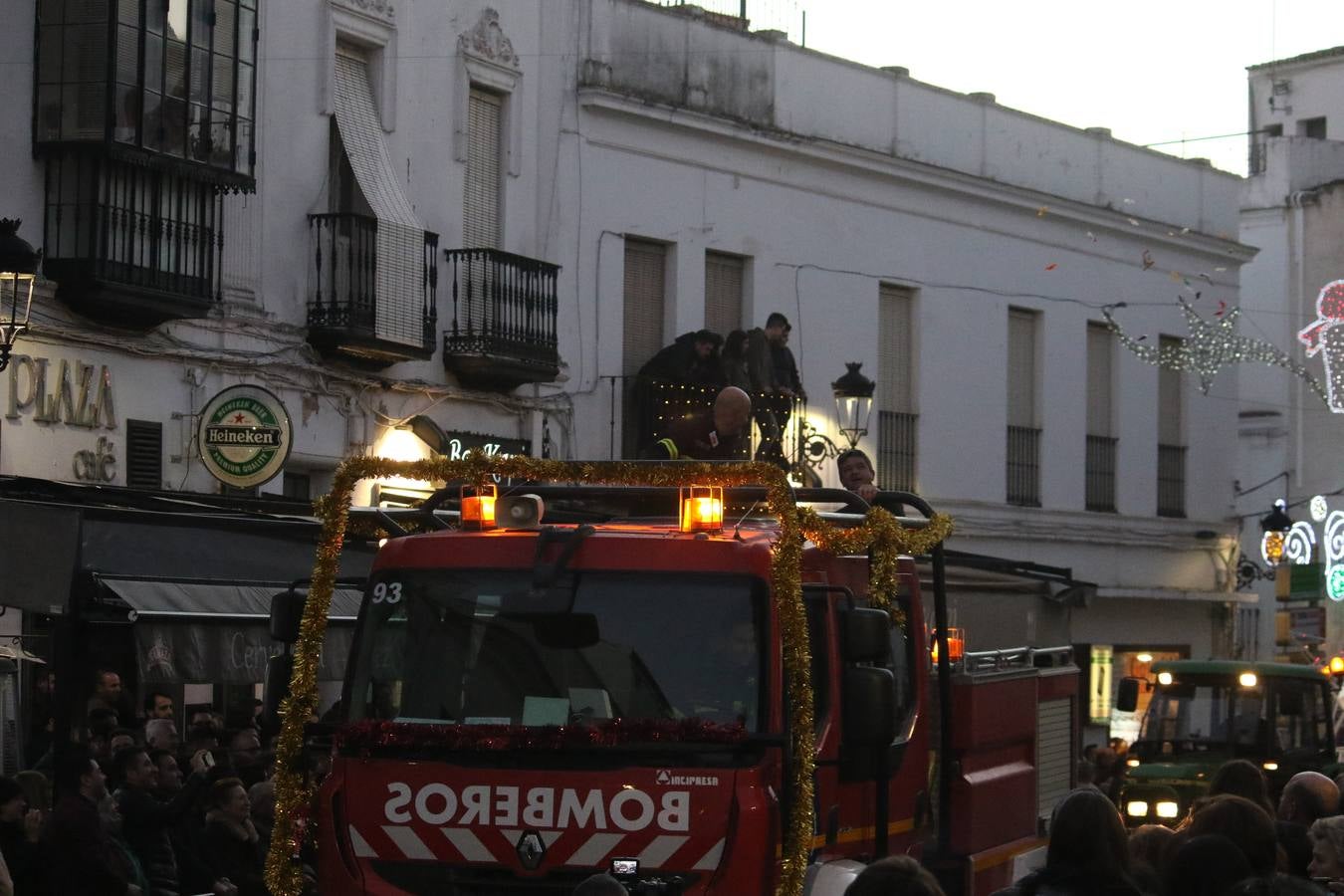 Jerez de los Caballeros se inundó de magia, ilusión y colorido con su tradicional Cabalgata de Reyes Magos. Primero, fueron los mayores de la Residencia Hernando de Soto quienes disfrutaron de la presencia de sus Majestades de Oriente junto a la visita de autoridades y miembros de las distintas cofradías y hermandades. Desde el Ayuntamiento se había dispuesto este año un recorrido distinto y el el entorno del citado centro, junto al parque de Santa Lucía, fue el punto de partida de una cabalgata que vivió uno de sus momentos más extraordinarios en la Plaza de España con mucha presencia de público. Junto a los tronos de Melchor, Gaspar y Baltasar, carrozas realizadas por el Ayuntamiento, destacó la participación de asociaciones y colectivos: vecinos de La Bazana, 'Euexia Rural', la Asociación cultural del Belén Santa Ángela y la Asociación juvenil 'La Trouppe', que con más de 100 componentes ofreció un gran espectáculo con la recreación de la fantasía de 'El Rey león'. La música acrecentó el ambiente de ilusión, con los sones de la Agrupación Musical 'Nuestro Padre Jesús Nazareno' y la Agrupación Musical 'Maestro Sousa' de la OJE. Los más pequeños vivieron la cita con emoción y fueron los verdaderos protagonistas del mejor prólogo de una de las noches más especiales del año.Además del amplio despliegue de fantasía y colorido, estuvo la labor de: Policía Local, Cruz Roja, Protección Civil, Bomberos, Guardia Civil, para el buen desarrollo de este evento.