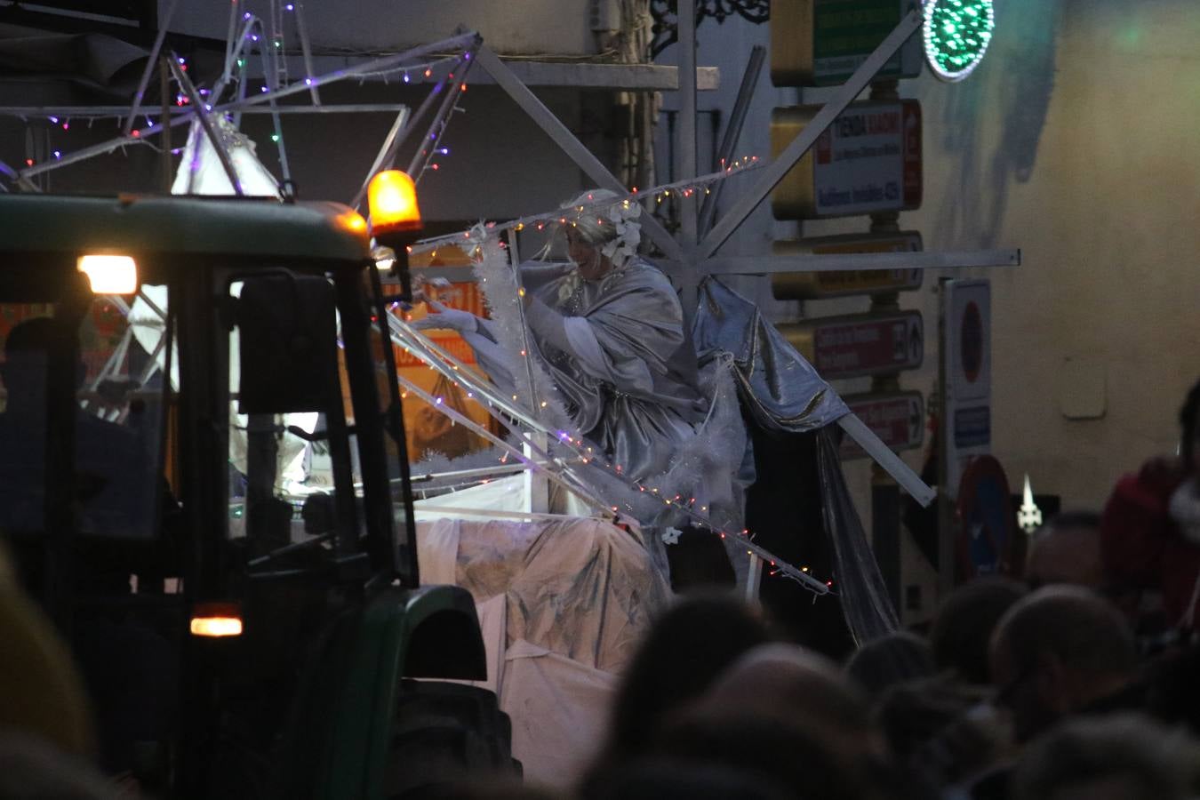 Jerez de los Caballeros se inundó de magia, ilusión y colorido con su tradicional Cabalgata de Reyes Magos. Primero, fueron los mayores de la Residencia Hernando de Soto quienes disfrutaron de la presencia de sus Majestades de Oriente junto a la visita de autoridades y miembros de las distintas cofradías y hermandades. Desde el Ayuntamiento se había dispuesto este año un recorrido distinto y el el entorno del citado centro, junto al parque de Santa Lucía, fue el punto de partida de una cabalgata que vivió uno de sus momentos más extraordinarios en la Plaza de España con mucha presencia de público. Junto a los tronos de Melchor, Gaspar y Baltasar, carrozas realizadas por el Ayuntamiento, destacó la participación de asociaciones y colectivos: vecinos de La Bazana, 'Euexia Rural', la Asociación cultural del Belén Santa Ángela y la Asociación juvenil 'La Trouppe', que con más de 100 componentes ofreció un gran espectáculo con la recreación de la fantasía de 'El Rey león'. La música acrecentó el ambiente de ilusión, con los sones de la Agrupación Musical 'Nuestro Padre Jesús Nazareno' y la Agrupación Musical 'Maestro Sousa' de la OJE. Los más pequeños vivieron la cita con emoción y fueron los verdaderos protagonistas del mejor prólogo de una de las noches más especiales del año.Además del amplio despliegue de fantasía y colorido, estuvo la labor de: Policía Local, Cruz Roja, Protección Civil, Bomberos, Guardia Civil, para el buen desarrollo de este evento.
