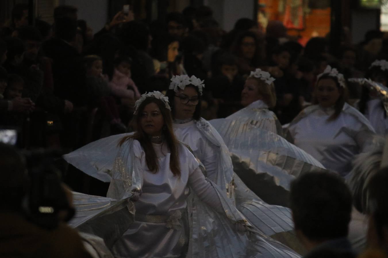 Jerez de los Caballeros se inundó de magia, ilusión y colorido con su tradicional Cabalgata de Reyes Magos. Primero, fueron los mayores de la Residencia Hernando de Soto quienes disfrutaron de la presencia de sus Majestades de Oriente junto a la visita de autoridades y miembros de las distintas cofradías y hermandades. Desde el Ayuntamiento se había dispuesto este año un recorrido distinto y el el entorno del citado centro, junto al parque de Santa Lucía, fue el punto de partida de una cabalgata que vivió uno de sus momentos más extraordinarios en la Plaza de España con mucha presencia de público. Junto a los tronos de Melchor, Gaspar y Baltasar, carrozas realizadas por el Ayuntamiento, destacó la participación de asociaciones y colectivos: vecinos de La Bazana, 'Euexia Rural', la Asociación cultural del Belén Santa Ángela y la Asociación juvenil 'La Trouppe', que con más de 100 componentes ofreció un gran espectáculo con la recreación de la fantasía de 'El Rey león'. La música acrecentó el ambiente de ilusión, con los sones de la Agrupación Musical 'Nuestro Padre Jesús Nazareno' y la Agrupación Musical 'Maestro Sousa' de la OJE. Los más pequeños vivieron la cita con emoción y fueron los verdaderos protagonistas del mejor prólogo de una de las noches más especiales del año.Además del amplio despliegue de fantasía y colorido, estuvo la labor de: Policía Local, Cruz Roja, Protección Civil, Bomberos, Guardia Civil, para el buen desarrollo de este evento.