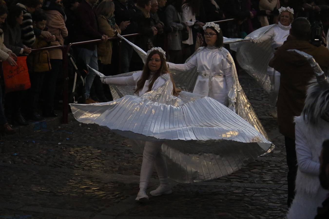 Jerez de los Caballeros se inundó de magia, ilusión y colorido con su tradicional Cabalgata de Reyes Magos. Primero, fueron los mayores de la Residencia Hernando de Soto quienes disfrutaron de la presencia de sus Majestades de Oriente junto a la visita de autoridades y miembros de las distintas cofradías y hermandades. Desde el Ayuntamiento se había dispuesto este año un recorrido distinto y el el entorno del citado centro, junto al parque de Santa Lucía, fue el punto de partida de una cabalgata que vivió uno de sus momentos más extraordinarios en la Plaza de España con mucha presencia de público. Junto a los tronos de Melchor, Gaspar y Baltasar, carrozas realizadas por el Ayuntamiento, destacó la participación de asociaciones y colectivos: vecinos de La Bazana, 'Euexia Rural', la Asociación cultural del Belén Santa Ángela y la Asociación juvenil 'La Trouppe', que con más de 100 componentes ofreció un gran espectáculo con la recreación de la fantasía de 'El Rey león'. La música acrecentó el ambiente de ilusión, con los sones de la Agrupación Musical 'Nuestro Padre Jesús Nazareno' y la Agrupación Musical 'Maestro Sousa' de la OJE. Los más pequeños vivieron la cita con emoción y fueron los verdaderos protagonistas del mejor prólogo de una de las noches más especiales del año.Además del amplio despliegue de fantasía y colorido, estuvo la labor de: Policía Local, Cruz Roja, Protección Civil, Bomberos, Guardia Civil, para el buen desarrollo de este evento.