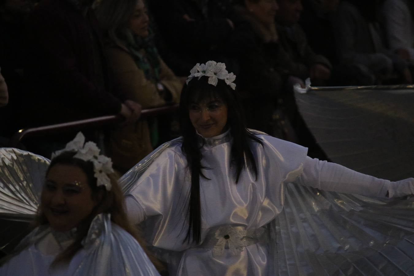Jerez de los Caballeros se inundó de magia, ilusión y colorido con su tradicional Cabalgata de Reyes Magos. Primero, fueron los mayores de la Residencia Hernando de Soto quienes disfrutaron de la presencia de sus Majestades de Oriente junto a la visita de autoridades y miembros de las distintas cofradías y hermandades. Desde el Ayuntamiento se había dispuesto este año un recorrido distinto y el el entorno del citado centro, junto al parque de Santa Lucía, fue el punto de partida de una cabalgata que vivió uno de sus momentos más extraordinarios en la Plaza de España con mucha presencia de público. Junto a los tronos de Melchor, Gaspar y Baltasar, carrozas realizadas por el Ayuntamiento, destacó la participación de asociaciones y colectivos: vecinos de La Bazana, 'Euexia Rural', la Asociación cultural del Belén Santa Ángela y la Asociación juvenil 'La Trouppe', que con más de 100 componentes ofreció un gran espectáculo con la recreación de la fantasía de 'El Rey león'. La música acrecentó el ambiente de ilusión, con los sones de la Agrupación Musical 'Nuestro Padre Jesús Nazareno' y la Agrupación Musical 'Maestro Sousa' de la OJE. Los más pequeños vivieron la cita con emoción y fueron los verdaderos protagonistas del mejor prólogo de una de las noches más especiales del año.Además del amplio despliegue de fantasía y colorido, estuvo la labor de: Policía Local, Cruz Roja, Protección Civil, Bomberos, Guardia Civil, para el buen desarrollo de este evento.