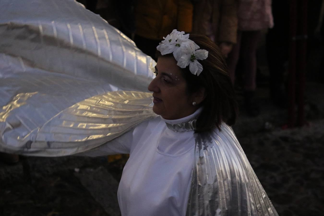 Jerez de los Caballeros se inundó de magia, ilusión y colorido con su tradicional Cabalgata de Reyes Magos. Primero, fueron los mayores de la Residencia Hernando de Soto quienes disfrutaron de la presencia de sus Majestades de Oriente junto a la visita de autoridades y miembros de las distintas cofradías y hermandades. Desde el Ayuntamiento se había dispuesto este año un recorrido distinto y el el entorno del citado centro, junto al parque de Santa Lucía, fue el punto de partida de una cabalgata que vivió uno de sus momentos más extraordinarios en la Plaza de España con mucha presencia de público. Junto a los tronos de Melchor, Gaspar y Baltasar, carrozas realizadas por el Ayuntamiento, destacó la participación de asociaciones y colectivos: vecinos de La Bazana, 'Euexia Rural', la Asociación cultural del Belén Santa Ángela y la Asociación juvenil 'La Trouppe', que con más de 100 componentes ofreció un gran espectáculo con la recreación de la fantasía de 'El Rey león'. La música acrecentó el ambiente de ilusión, con los sones de la Agrupación Musical 'Nuestro Padre Jesús Nazareno' y la Agrupación Musical 'Maestro Sousa' de la OJE. Los más pequeños vivieron la cita con emoción y fueron los verdaderos protagonistas del mejor prólogo de una de las noches más especiales del año.Además del amplio despliegue de fantasía y colorido, estuvo la labor de: Policía Local, Cruz Roja, Protección Civil, Bomberos, Guardia Civil, para el buen desarrollo de este evento.