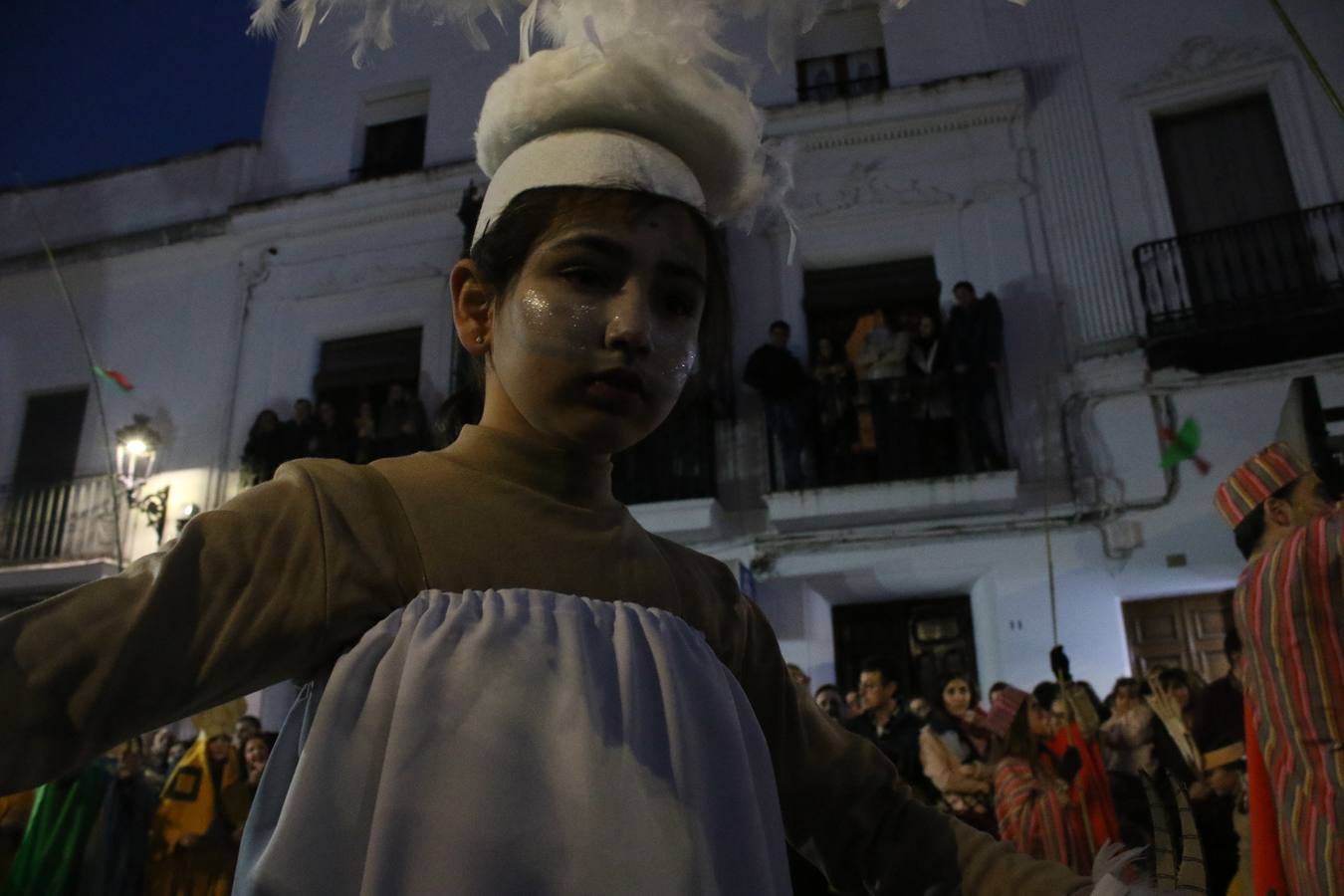 Jerez de los Caballeros se inundó de magia, ilusión y colorido con su tradicional Cabalgata de Reyes Magos. Primero, fueron los mayores de la Residencia Hernando de Soto quienes disfrutaron de la presencia de sus Majestades de Oriente junto a la visita de autoridades y miembros de las distintas cofradías y hermandades. Desde el Ayuntamiento se había dispuesto este año un recorrido distinto y el el entorno del citado centro, junto al parque de Santa Lucía, fue el punto de partida de una cabalgata que vivió uno de sus momentos más extraordinarios en la Plaza de España con mucha presencia de público. Junto a los tronos de Melchor, Gaspar y Baltasar, carrozas realizadas por el Ayuntamiento, destacó la participación de asociaciones y colectivos: vecinos de La Bazana, 'Euexia Rural', la Asociación cultural del Belén Santa Ángela y la Asociación juvenil 'La Trouppe', que con más de 100 componentes ofreció un gran espectáculo con la recreación de la fantasía de 'El Rey león'. La música acrecentó el ambiente de ilusión, con los sones de la Agrupación Musical 'Nuestro Padre Jesús Nazareno' y la Agrupación Musical 'Maestro Sousa' de la OJE. Los más pequeños vivieron la cita con emoción y fueron los verdaderos protagonistas del mejor prólogo de una de las noches más especiales del año.Además del amplio despliegue de fantasía y colorido, estuvo la labor de: Policía Local, Cruz Roja, Protección Civil, Bomberos, Guardia Civil, para el buen desarrollo de este evento.