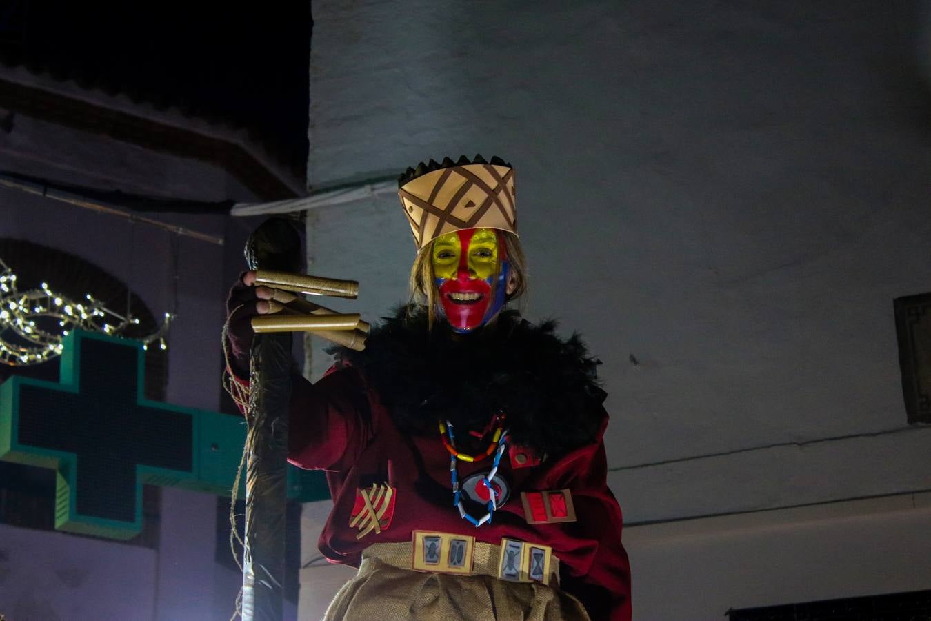 Jerez de los Caballeros se inundó de magia, ilusión y colorido con su tradicional Cabalgata de Reyes Magos. Primero, fueron los mayores de la Residencia Hernando de Soto quienes disfrutaron de la presencia de sus Majestades de Oriente junto a la visita de autoridades y miembros de las distintas cofradías y hermandades. Desde el Ayuntamiento se había dispuesto este año un recorrido distinto y el el entorno del citado centro, junto al parque de Santa Lucía, fue el punto de partida de una cabalgata que vivió uno de sus momentos más extraordinarios en la Plaza de España con mucha presencia de público. Junto a los tronos de Melchor, Gaspar y Baltasar, carrozas realizadas por el Ayuntamiento, destacó la participación de asociaciones y colectivos: vecinos de La Bazana, 'Euexia Rural', la Asociación cultural del Belén Santa Ángela y la Asociación juvenil 'La Trouppe', que con más de 100 componentes ofreció un gran espectáculo con la recreación de la fantasía de 'El Rey león'. La música acrecentó el ambiente de ilusión, con los sones de la Agrupación Musical 'Nuestro Padre Jesús Nazareno' y la Agrupación Musical 'Maestro Sousa' de la OJE. Los más pequeños vivieron la cita con emoción y fueron los verdaderos protagonistas del mejor prólogo de una de las noches más especiales del año.Además del amplio despliegue de fantasía y colorido, estuvo la labor de: Policía Local, Cruz Roja, Protección Civil, Bomberos, Guardia Civil, para el buen desarrollo de este evento.