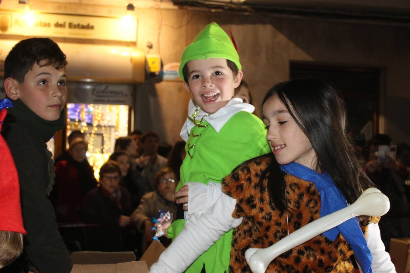 Jerez de los Caballeros se inundó de magia, ilusión y colorido con su tradicional Cabalgata de Reyes Magos. Primero, fueron los mayores de la Residencia Hernando de Soto quienes disfrutaron de la presencia de sus Majestades de Oriente junto a la visita de autoridades y miembros de las distintas cofradías y hermandades. Desde el Ayuntamiento se había dispuesto este año un recorrido distinto y el el entorno del citado centro, junto al parque de Santa Lucía, fue el punto de partida de una cabalgata que vivió uno de sus momentos más extraordinarios en la Plaza de España con mucha presencia de público. Junto a los tronos de Melchor, Gaspar y Baltasar, carrozas realizadas por el Ayuntamiento, destacó la participación de asociaciones y colectivos: vecinos de La Bazana, 'Euexia Rural', la Asociación cultural del Belén Santa Ángela y la Asociación juvenil 'La Trouppe', que con más de 100 componentes ofreció un gran espectáculo con la recreación de la fantasía de 'El Rey león'. La música acrecentó el ambiente de ilusión, con los sones de la Agrupación Musical 'Nuestro Padre Jesús Nazareno' y la Agrupación Musical 'Maestro Sousa' de la OJE. Los más pequeños vivieron la cita con emoción y fueron los verdaderos protagonistas del mejor prólogo de una de las noches más especiales del año.Además del amplio despliegue de fantasía y colorido, estuvo la labor de: Policía Local, Cruz Roja, Protección Civil, Bomberos, Guardia Civil, para el buen desarrollo de este evento.