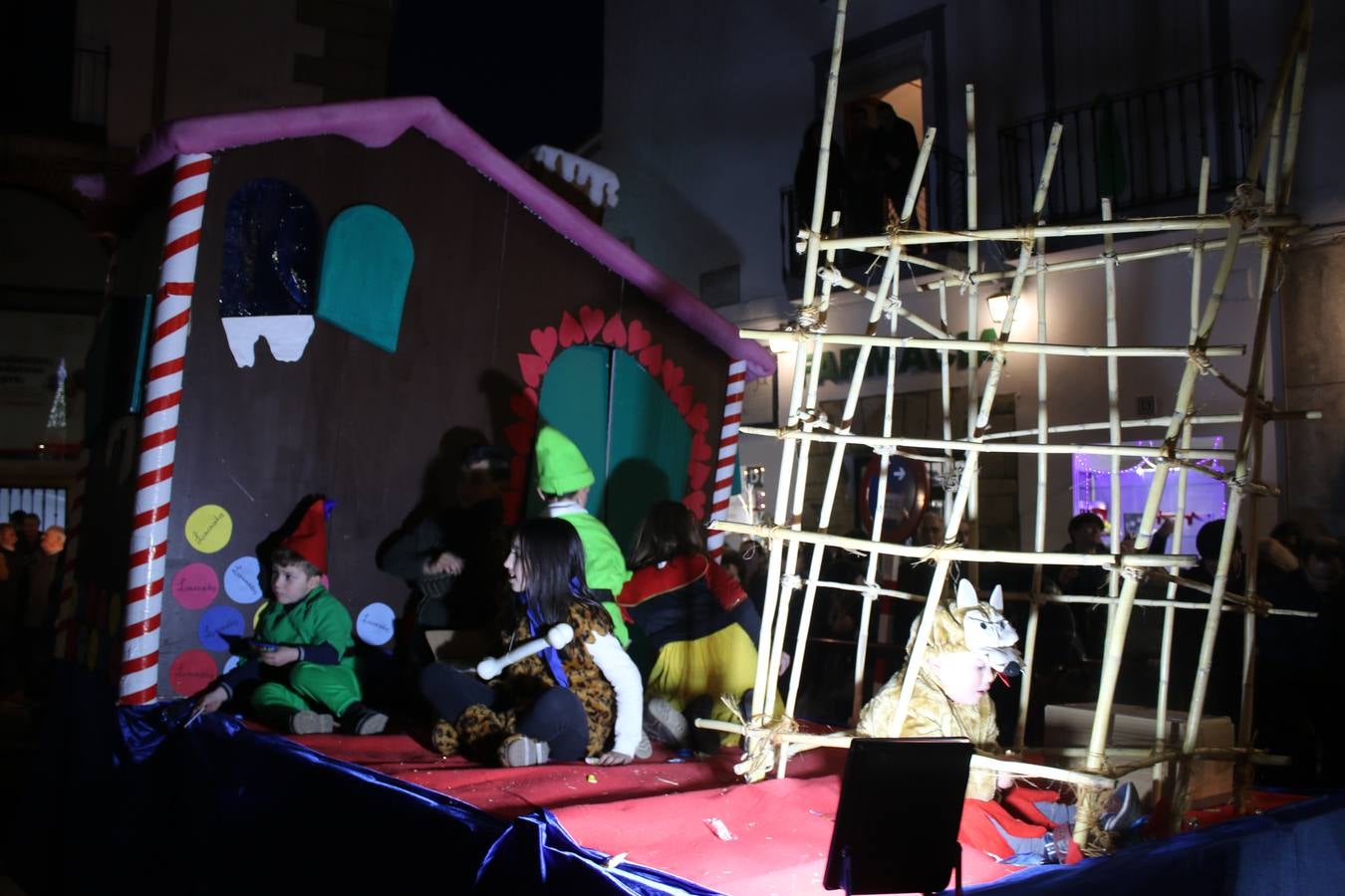 Jerez de los Caballeros se inundó de magia, ilusión y colorido con su tradicional Cabalgata de Reyes Magos. Primero, fueron los mayores de la Residencia Hernando de Soto quienes disfrutaron de la presencia de sus Majestades de Oriente junto a la visita de autoridades y miembros de las distintas cofradías y hermandades. Desde el Ayuntamiento se había dispuesto este año un recorrido distinto y el el entorno del citado centro, junto al parque de Santa Lucía, fue el punto de partida de una cabalgata que vivió uno de sus momentos más extraordinarios en la Plaza de España con mucha presencia de público. Junto a los tronos de Melchor, Gaspar y Baltasar, carrozas realizadas por el Ayuntamiento, destacó la participación de asociaciones y colectivos: vecinos de La Bazana, 'Euexia Rural', la Asociación cultural del Belén Santa Ángela y la Asociación juvenil 'La Trouppe', que con más de 100 componentes ofreció un gran espectáculo con la recreación de la fantasía de 'El Rey león'. La música acrecentó el ambiente de ilusión, con los sones de la Agrupación Musical 'Nuestro Padre Jesús Nazareno' y la Agrupación Musical 'Maestro Sousa' de la OJE. Los más pequeños vivieron la cita con emoción y fueron los verdaderos protagonistas del mejor prólogo de una de las noches más especiales del año.Además del amplio despliegue de fantasía y colorido, estuvo la labor de: Policía Local, Cruz Roja, Protección Civil, Bomberos, Guardia Civil, para el buen desarrollo de este evento.