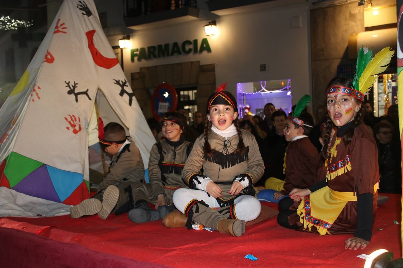 Jerez de los Caballeros se inundó de magia, ilusión y colorido con su tradicional Cabalgata de Reyes Magos. Primero, fueron los mayores de la Residencia Hernando de Soto quienes disfrutaron de la presencia de sus Majestades de Oriente junto a la visita de autoridades y miembros de las distintas cofradías y hermandades. Desde el Ayuntamiento se había dispuesto este año un recorrido distinto y el el entorno del citado centro, junto al parque de Santa Lucía, fue el punto de partida de una cabalgata que vivió uno de sus momentos más extraordinarios en la Plaza de España con mucha presencia de público. Junto a los tronos de Melchor, Gaspar y Baltasar, carrozas realizadas por el Ayuntamiento, destacó la participación de asociaciones y colectivos: vecinos de La Bazana, 'Euexia Rural', la Asociación cultural del Belén Santa Ángela y la Asociación juvenil 'La Trouppe', que con más de 100 componentes ofreció un gran espectáculo con la recreación de la fantasía de 'El Rey león'. La música acrecentó el ambiente de ilusión, con los sones de la Agrupación Musical 'Nuestro Padre Jesús Nazareno' y la Agrupación Musical 'Maestro Sousa' de la OJE. Los más pequeños vivieron la cita con emoción y fueron los verdaderos protagonistas del mejor prólogo de una de las noches más especiales del año.Además del amplio despliegue de fantasía y colorido, estuvo la labor de: Policía Local, Cruz Roja, Protección Civil, Bomberos, Guardia Civil, para el buen desarrollo de este evento.