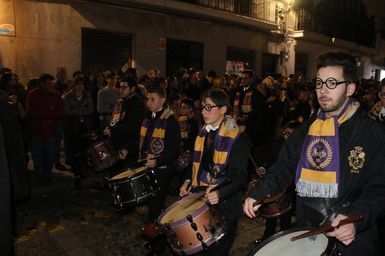 Jerez de los Caballeros se inundó de magia, ilusión y colorido con su tradicional Cabalgata de Reyes Magos. Primero, fueron los mayores de la Residencia Hernando de Soto quienes disfrutaron de la presencia de sus Majestades de Oriente junto a la visita de autoridades y miembros de las distintas cofradías y hermandades. Desde el Ayuntamiento se había dispuesto este año un recorrido distinto y el el entorno del citado centro, junto al parque de Santa Lucía, fue el punto de partida de una cabalgata que vivió uno de sus momentos más extraordinarios en la Plaza de España con mucha presencia de público. Junto a los tronos de Melchor, Gaspar y Baltasar, carrozas realizadas por el Ayuntamiento, destacó la participación de asociaciones y colectivos: vecinos de La Bazana, 'Euexia Rural', la Asociación cultural del Belén Santa Ángela y la Asociación juvenil 'La Trouppe', que con más de 100 componentes ofreció un gran espectáculo con la recreación de la fantasía de 'El Rey león'. La música acrecentó el ambiente de ilusión, con los sones de la Agrupación Musical 'Nuestro Padre Jesús Nazareno' y la Agrupación Musical 'Maestro Sousa' de la OJE. Los más pequeños vivieron la cita con emoción y fueron los verdaderos protagonistas del mejor prólogo de una de las noches más especiales del año.Además del amplio despliegue de fantasía y colorido, estuvo la labor de: Policía Local, Cruz Roja, Protección Civil, Bomberos, Guardia Civil, para el buen desarrollo de este evento.