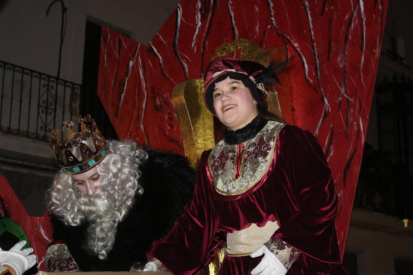 Jerez de los Caballeros se inundó de magia, ilusión y colorido con su tradicional Cabalgata de Reyes Magos. Primero, fueron los mayores de la Residencia Hernando de Soto quienes disfrutaron de la presencia de sus Majestades de Oriente junto a la visita de autoridades y miembros de las distintas cofradías y hermandades. Desde el Ayuntamiento se había dispuesto este año un recorrido distinto y el el entorno del citado centro, junto al parque de Santa Lucía, fue el punto de partida de una cabalgata que vivió uno de sus momentos más extraordinarios en la Plaza de España con mucha presencia de público. Junto a los tronos de Melchor, Gaspar y Baltasar, carrozas realizadas por el Ayuntamiento, destacó la participación de asociaciones y colectivos: vecinos de La Bazana, 'Euexia Rural', la Asociación cultural del Belén Santa Ángela y la Asociación juvenil 'La Trouppe', que con más de 100 componentes ofreció un gran espectáculo con la recreación de la fantasía de 'El Rey león'. La música acrecentó el ambiente de ilusión, con los sones de la Agrupación Musical 'Nuestro Padre Jesús Nazareno' y la Agrupación Musical 'Maestro Sousa' de la OJE. Los más pequeños vivieron la cita con emoción y fueron los verdaderos protagonistas del mejor prólogo de una de las noches más especiales del año.Además del amplio despliegue de fantasía y colorido, estuvo la labor de: Policía Local, Cruz Roja, Protección Civil, Bomberos, Guardia Civil, para el buen desarrollo de este evento.