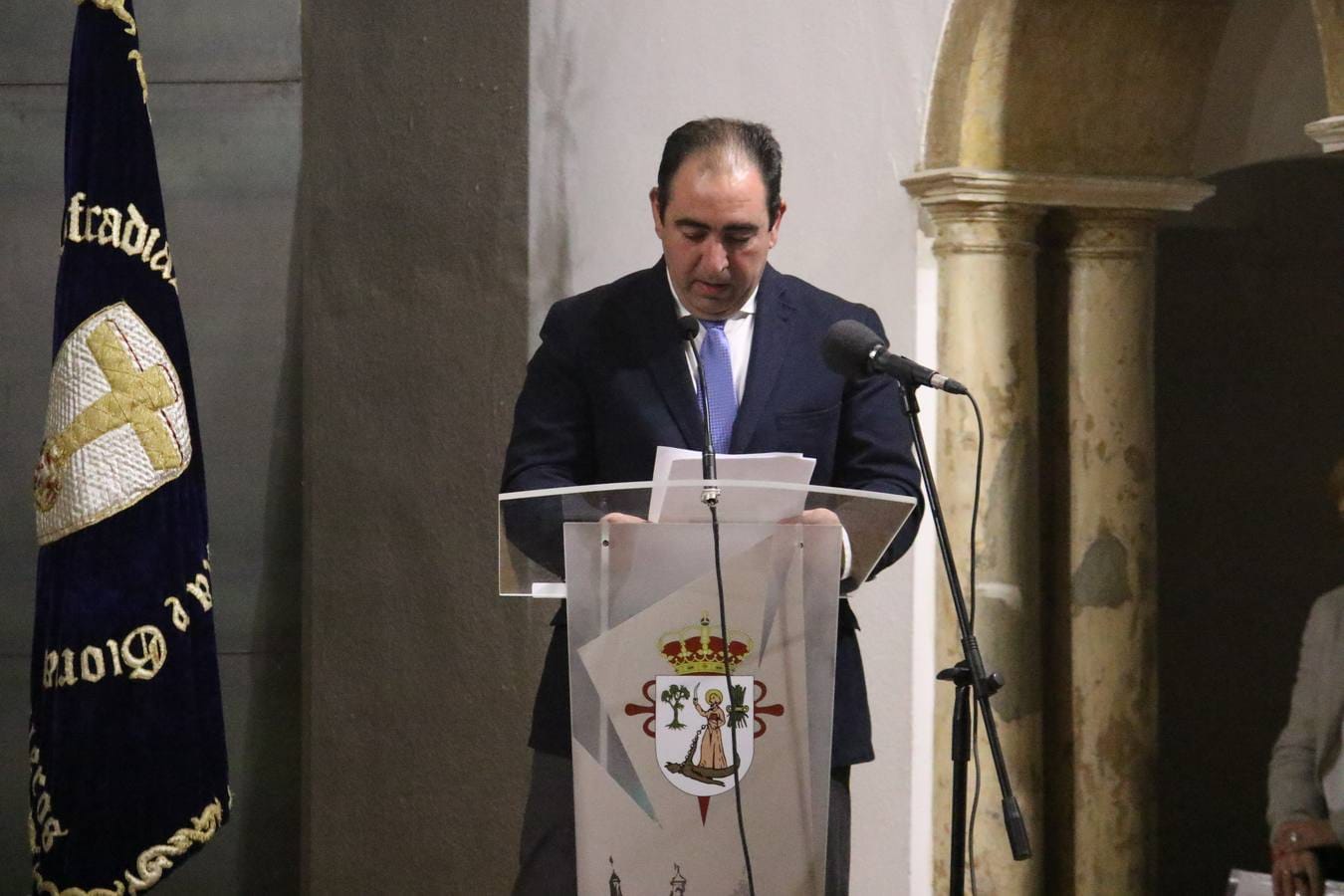 El auditorio del Conventual San Agustín acogió, ayer, la presentación del cartel anunciador de la Semana Santa 2019 de Jerez de los Caballeros. Un cartel, obra del jerezano Juan Manuel Pérez Vázquez, que se consagra, un año más, como mosaico de tradición, sentimiento y fervor de un pueblo por su Semana Mayor y que, esta vez, tiene como protagonista el momento en el que Jesús es bajado de la Cruz, talla de la Cofradía de Nuestro Padre Jesús Nazareno, obra de León Ortega.