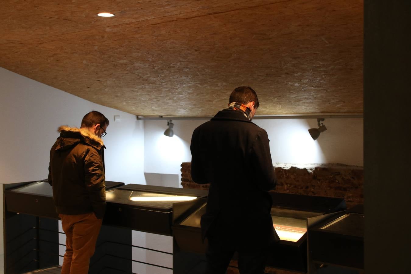 La Casa-Museo Vasco Núñez de Balboa reabrió, ayer, sus puertas con motivo del V Centenario de la muerte del ilustre explorador, gobernante y conquistador jerezano. Virginia Borrallo, alcaldesa del municipio, y Antonio Torrado, miembro de la oficina de turismo, destacaron que esta reapertura se debe a que la Casa-Museo necesitaba «llenarse de contenido y ampliar su colección de enseres». La cita se convirtió, junto con la presentación del cupón de la ONCE el pasado 10 de enero, en el prólogo de una programación de actividades que se desarrollará durante el mes de febrero.