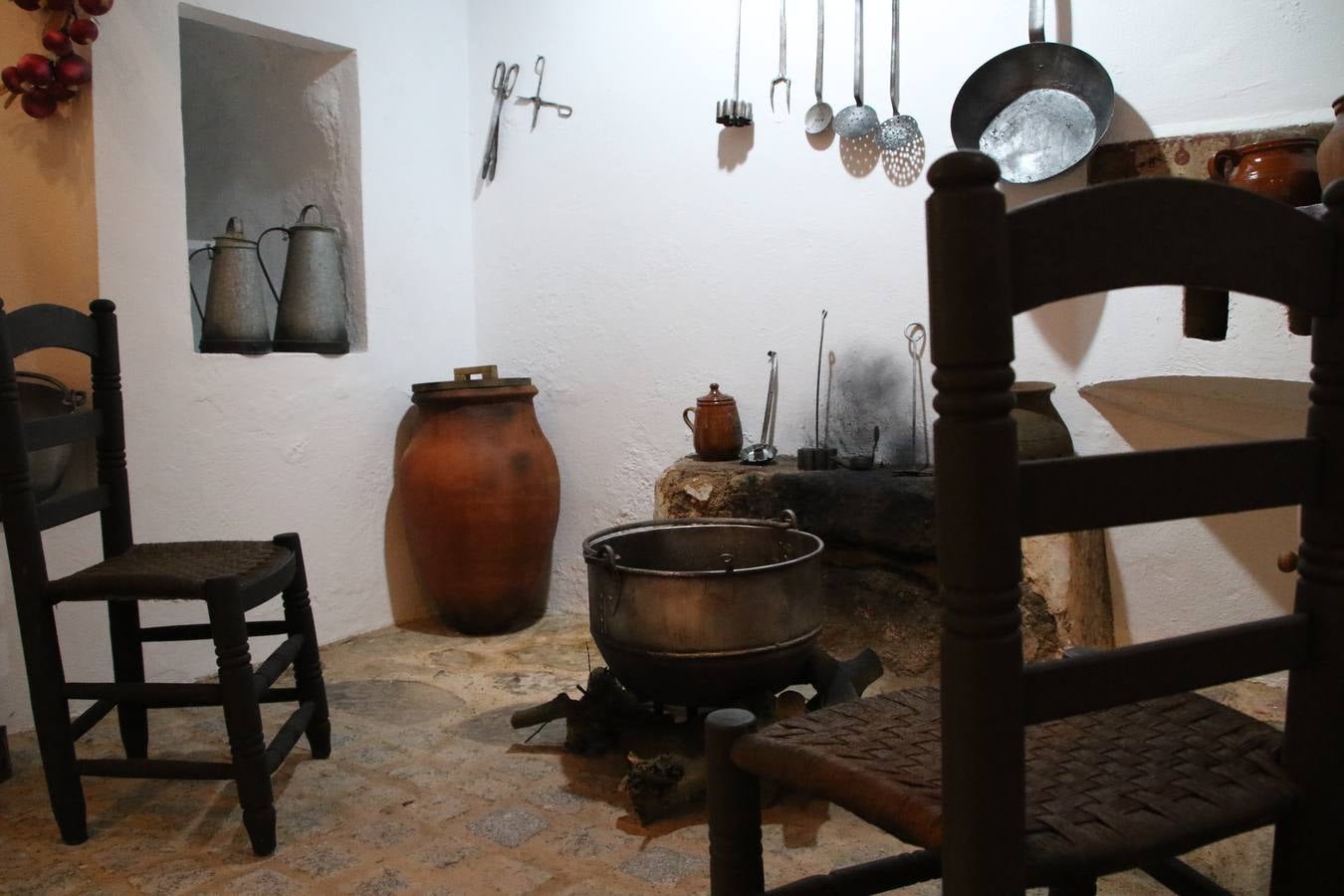 La Casa-Museo Vasco Núñez de Balboa reabrió, ayer, sus puertas con motivo del V Centenario de la muerte del ilustre explorador, gobernante y conquistador jerezano. Virginia Borrallo, alcaldesa del municipio, y Antonio Torrado, miembro de la oficina de turismo, destacaron que esta reapertura se debe a que la Casa-Museo necesitaba «llenarse de contenido y ampliar su colección de enseres». La cita se convirtió, junto con la presentación del cupón de la ONCE el pasado 10 de enero, en el prólogo de una programación de actividades que se desarrollará durante el mes de febrero.