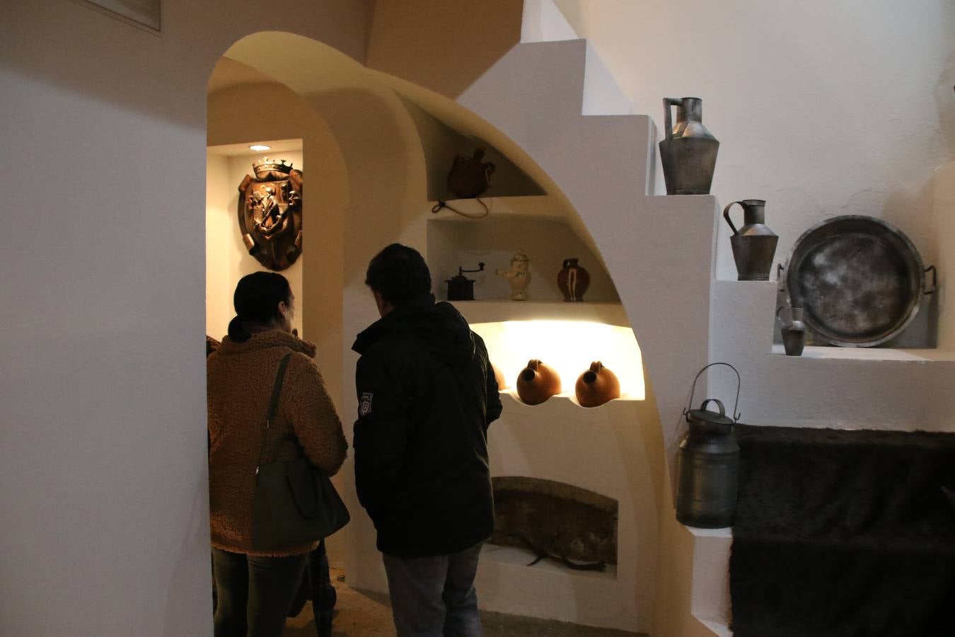 La Casa-Museo Vasco Núñez de Balboa reabrió, ayer, sus puertas con motivo del V Centenario de la muerte del ilustre explorador, gobernante y conquistador jerezano. Virginia Borrallo, alcaldesa del municipio, y Antonio Torrado, miembro de la oficina de turismo, destacaron que esta reapertura se debe a que la Casa-Museo necesitaba «llenarse de contenido y ampliar su colección de enseres». La cita se convirtió, junto con la presentación del cupón de la ONCE el pasado 10 de enero, en el prólogo de una programación de actividades que se desarrollará durante el mes de febrero.