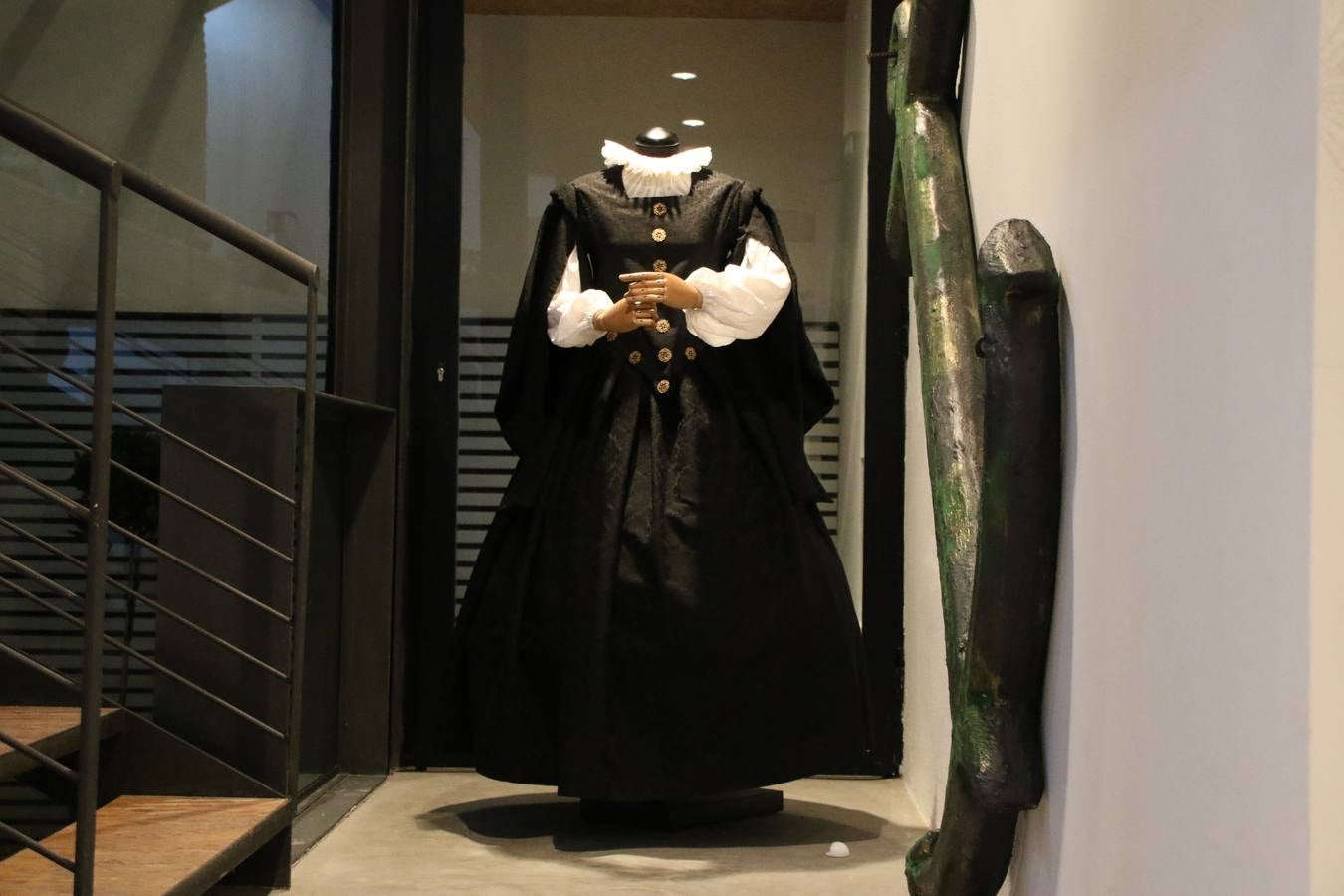 La Casa-Museo Vasco Núñez de Balboa reabrió, ayer, sus puertas con motivo del V Centenario de la muerte del ilustre explorador, gobernante y conquistador jerezano. Virginia Borrallo, alcaldesa del municipio, y Antonio Torrado, miembro de la oficina de turismo, destacaron que esta reapertura se debe a que la Casa-Museo necesitaba «llenarse de contenido y ampliar su colección de enseres». La cita se convirtió, junto con la presentación del cupón de la ONCE el pasado 10 de enero, en el prólogo de una programación de actividades que se desarrollará durante el mes de febrero.