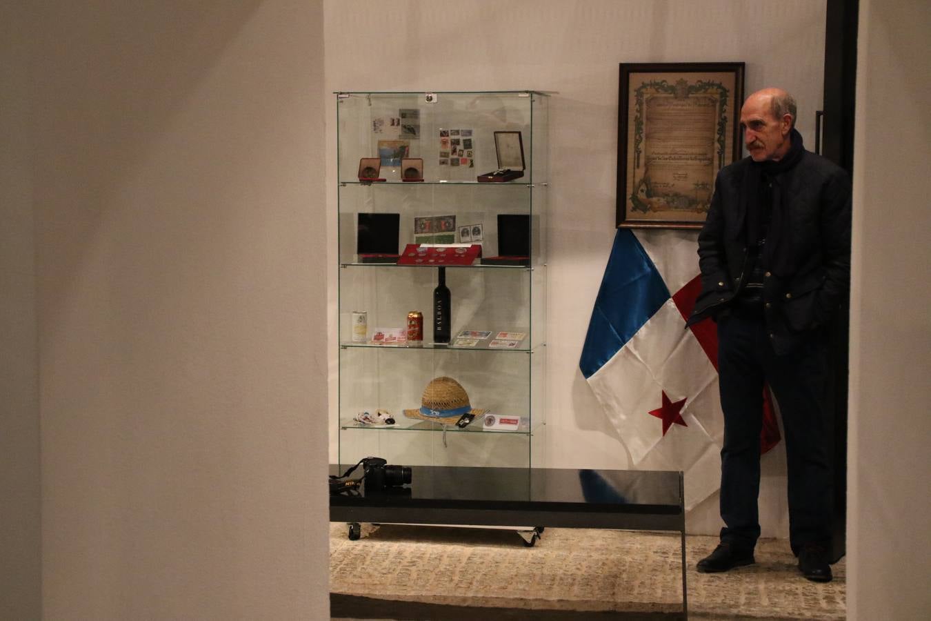 La Casa-Museo Vasco Núñez de Balboa reabrió, ayer, sus puertas con motivo del V Centenario de la muerte del ilustre explorador, gobernante y conquistador jerezano. Virginia Borrallo, alcaldesa del municipio, y Antonio Torrado, miembro de la oficina de turismo, destacaron que esta reapertura se debe a que la Casa-Museo necesitaba «llenarse de contenido y ampliar su colección de enseres». La cita se convirtió, junto con la presentación del cupón de la ONCE el pasado 10 de enero, en el prólogo de una programación de actividades que se desarrollará durante el mes de febrero.