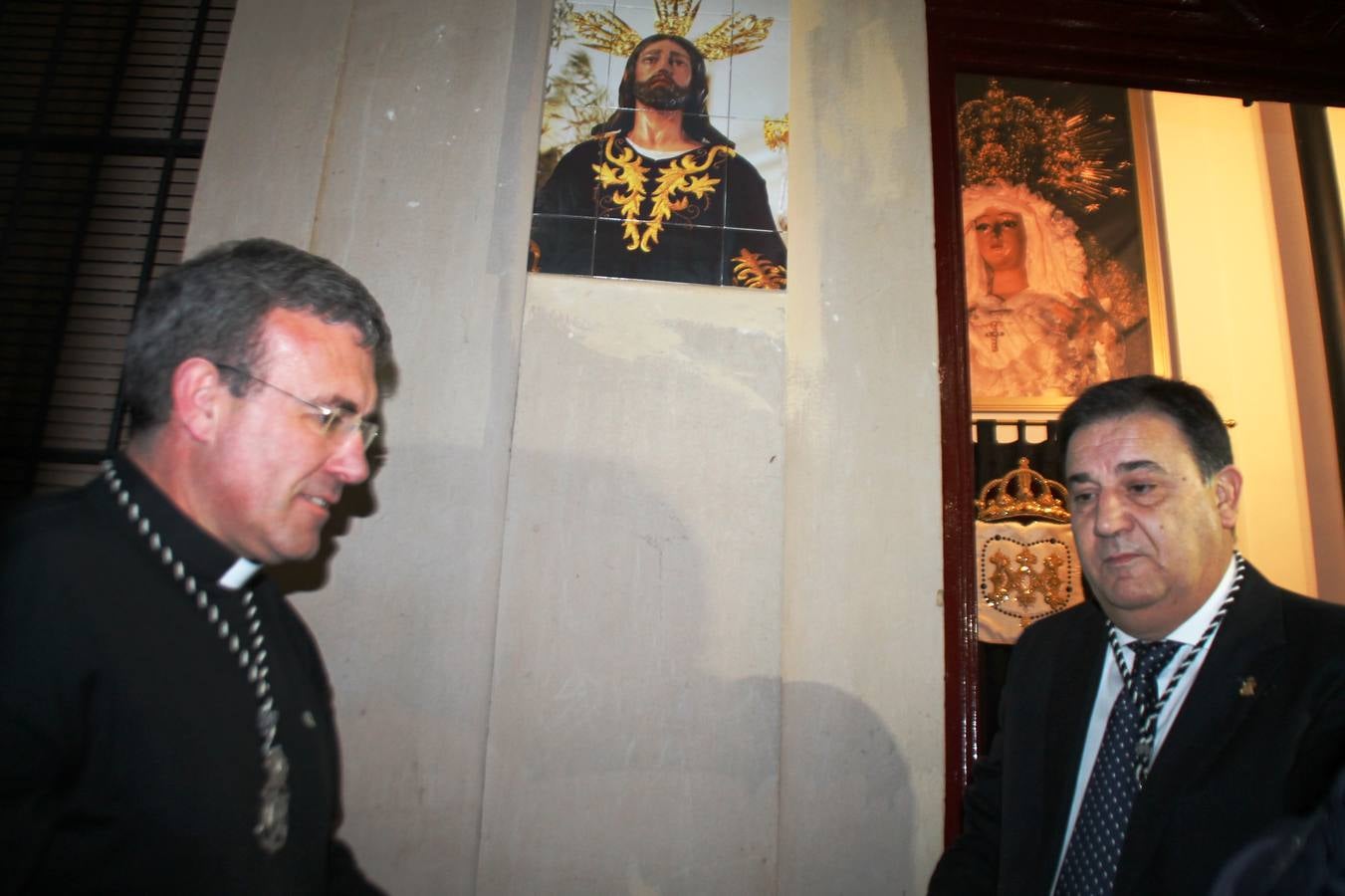 La Antigua y Pontificia Cofradía de Jesús Orando en el Huerto y Nuestra Señora del Rosario, cuya existencia se remonta al siglo XVI, según atestiguan los libros parroquiales, inauguró anoche su Casa de Hermandad, haciendo partícipe al resto de cofradías y hermandades de Jerez de los Caballeros de un momento extraordinario para incorporar a su Historia y a la de la propia Semana Santa Jerezana, de Interés Turístico Nacional. Mantos, túnicas y otros enseres representativos del legado de siglos que conserva esta Cofradía del Silencio, como se la conoce popularmente, se exponen en dicha Casa, ubicada en la planta superior de un ala de la Casa de la Iglesia, justo enfrente de la Puerta del Perdón de la Iglesia de San Miguel Arcángel desde la cual realiza su salida penitencial cada Martes Santo.