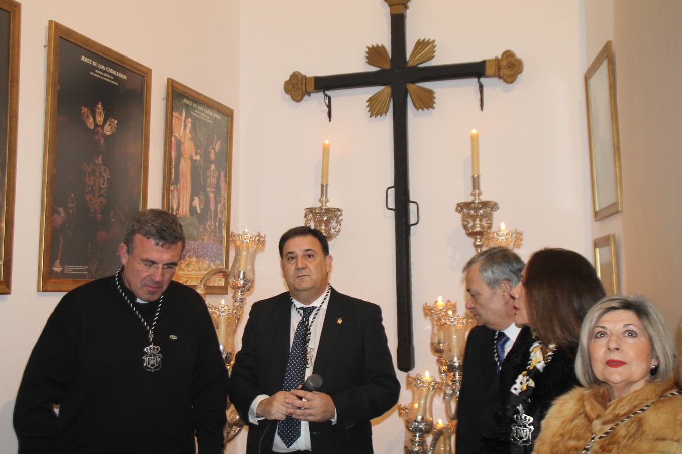 La Antigua y Pontificia Cofradía de Jesús Orando en el Huerto y Nuestra Señora del Rosario, cuya existencia se remonta al siglo XVI, según atestiguan los libros parroquiales, inauguró anoche su Casa de Hermandad, haciendo partícipe al resto de cofradías y hermandades de Jerez de los Caballeros de un momento extraordinario para incorporar a su Historia y a la de la propia Semana Santa Jerezana, de Interés Turístico Nacional. Mantos, túnicas y otros enseres representativos del legado de siglos que conserva esta Cofradía del Silencio, como se la conoce popularmente, se exponen en dicha Casa, ubicada en la planta superior de un ala de la Casa de la Iglesia, justo enfrente de la Puerta del Perdón de la Iglesia de San Miguel Arcángel desde la cual realiza su salida penitencial cada Martes Santo.