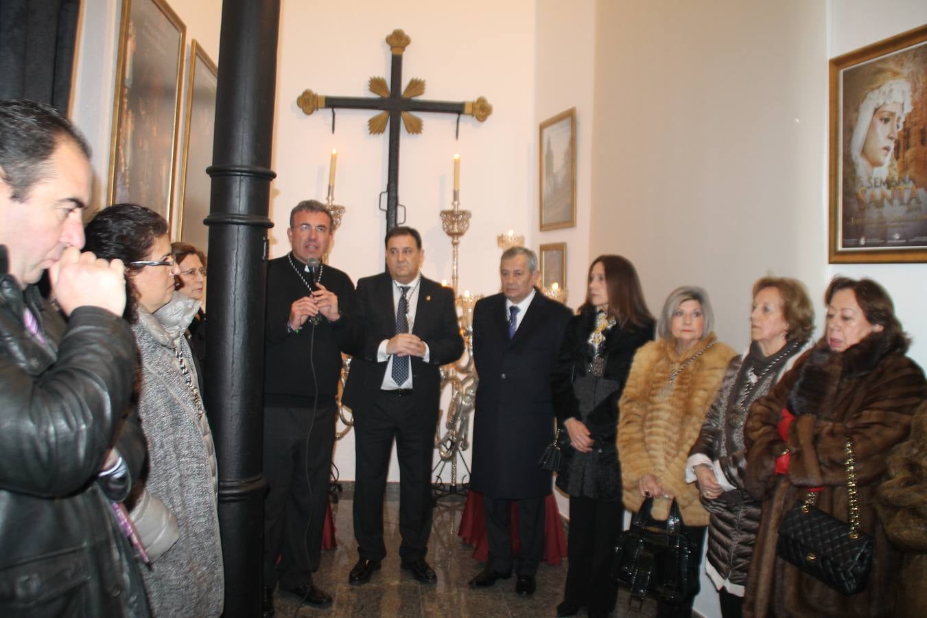 La Antigua y Pontificia Cofradía de Jesús Orando en el Huerto y Nuestra Señora del Rosario, cuya existencia se remonta al siglo XVI, según atestiguan los libros parroquiales, inauguró anoche su Casa de Hermandad, haciendo partícipe al resto de cofradías y hermandades de Jerez de los Caballeros de un momento extraordinario para incorporar a su Historia y a la de la propia Semana Santa Jerezana, de Interés Turístico Nacional. Mantos, túnicas y otros enseres representativos del legado de siglos que conserva esta Cofradía del Silencio, como se la conoce popularmente, se exponen en dicha Casa, ubicada en la planta superior de un ala de la Casa de la Iglesia, justo enfrente de la Puerta del Perdón de la Iglesia de San Miguel Arcángel desde la cual realiza su salida penitencial cada Martes Santo.