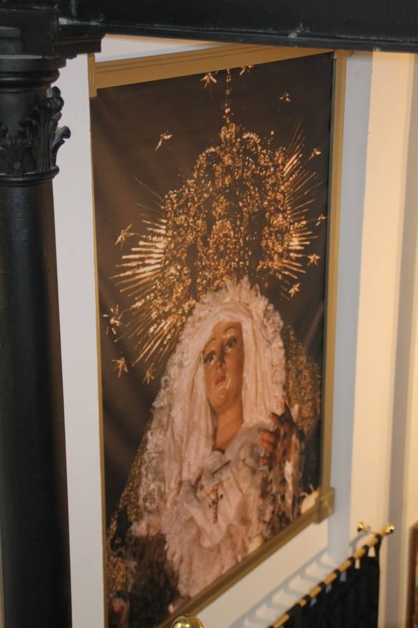La Antigua y Pontificia Cofradía de Jesús Orando en el Huerto y Nuestra Señora del Rosario, cuya existencia se remonta al siglo XVI, según atestiguan los libros parroquiales, inauguró anoche su Casa de Hermandad, haciendo partícipe al resto de cofradías y hermandades de Jerez de los Caballeros de un momento extraordinario para incorporar a su Historia y a la de la propia Semana Santa Jerezana, de Interés Turístico Nacional. Mantos, túnicas y otros enseres representativos del legado de siglos que conserva esta Cofradía del Silencio, como se la conoce popularmente, se exponen en dicha Casa, ubicada en la planta superior de un ala de la Casa de la Iglesia, justo enfrente de la Puerta del Perdón de la Iglesia de San Miguel Arcángel desde la cual realiza su salida penitencial cada Martes Santo.