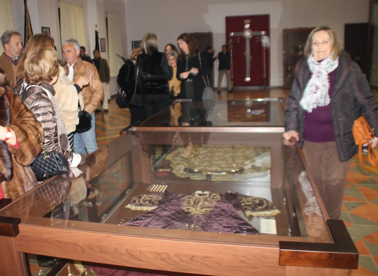 La Antigua y Pontificia Cofradía de Jesús Orando en el Huerto y Nuestra Señora del Rosario, cuya existencia se remonta al siglo XVI, según atestiguan los libros parroquiales, inauguró anoche su Casa de Hermandad, haciendo partícipe al resto de cofradías y hermandades de Jerez de los Caballeros de un momento extraordinario para incorporar a su Historia y a la de la propia Semana Santa Jerezana, de Interés Turístico Nacional. Mantos, túnicas y otros enseres representativos del legado de siglos que conserva esta Cofradía del Silencio, como se la conoce popularmente, se exponen en dicha Casa, ubicada en la planta superior de un ala de la Casa de la Iglesia, justo enfrente de la Puerta del Perdón de la Iglesia de San Miguel Arcángel desde la cual realiza su salida penitencial cada Martes Santo.