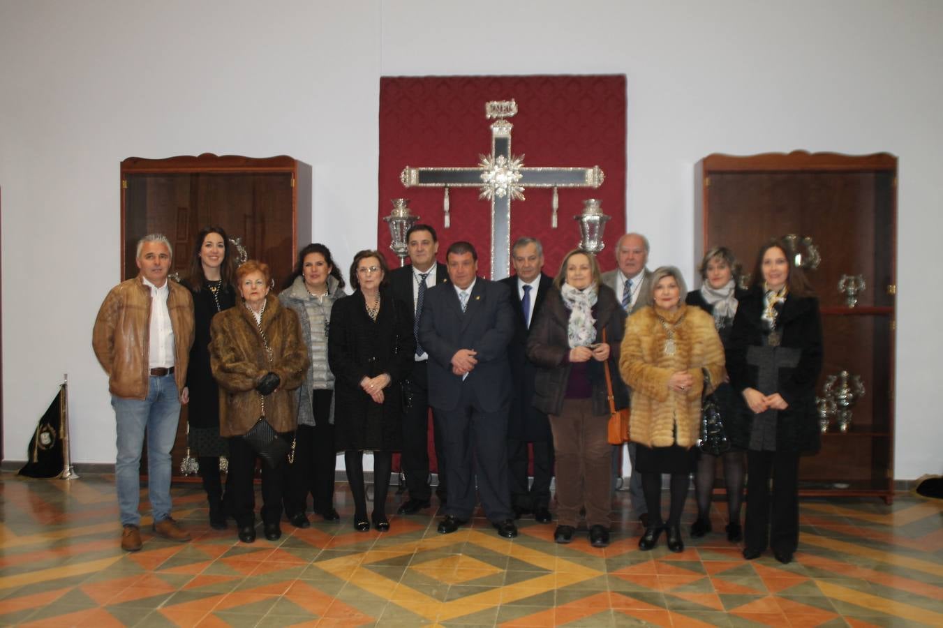 La Antigua y Pontificia Cofradía de Jesús Orando en el Huerto y Nuestra Señora del Rosario, cuya existencia se remonta al siglo XVI, según atestiguan los libros parroquiales, inauguró anoche su Casa de Hermandad, haciendo partícipe al resto de cofradías y hermandades de Jerez de los Caballeros de un momento extraordinario para incorporar a su Historia y a la de la propia Semana Santa Jerezana, de Interés Turístico Nacional. Mantos, túnicas y otros enseres representativos del legado de siglos que conserva esta Cofradía del Silencio, como se la conoce popularmente, se exponen en dicha Casa, ubicada en la planta superior de un ala de la Casa de la Iglesia, justo enfrente de la Puerta del Perdón de la Iglesia de San Miguel Arcángel desde la cual realiza su salida penitencial cada Martes Santo.