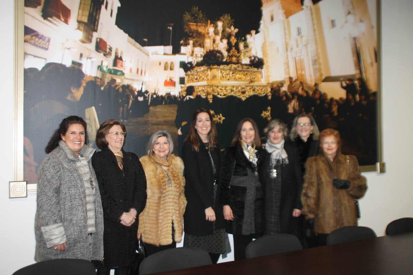 La Antigua y Pontificia Cofradía de Jesús Orando en el Huerto y Nuestra Señora del Rosario, cuya existencia se remonta al siglo XVI, según atestiguan los libros parroquiales, inauguró anoche su Casa de Hermandad, haciendo partícipe al resto de cofradías y hermandades de Jerez de los Caballeros de un momento extraordinario para incorporar a su Historia y a la de la propia Semana Santa Jerezana, de Interés Turístico Nacional. Mantos, túnicas y otros enseres representativos del legado de siglos que conserva esta Cofradía del Silencio, como se la conoce popularmente, se exponen en dicha Casa, ubicada en la planta superior de un ala de la Casa de la Iglesia, justo enfrente de la Puerta del Perdón de la Iglesia de San Miguel Arcángel desde la cual realiza su salida penitencial cada Martes Santo.