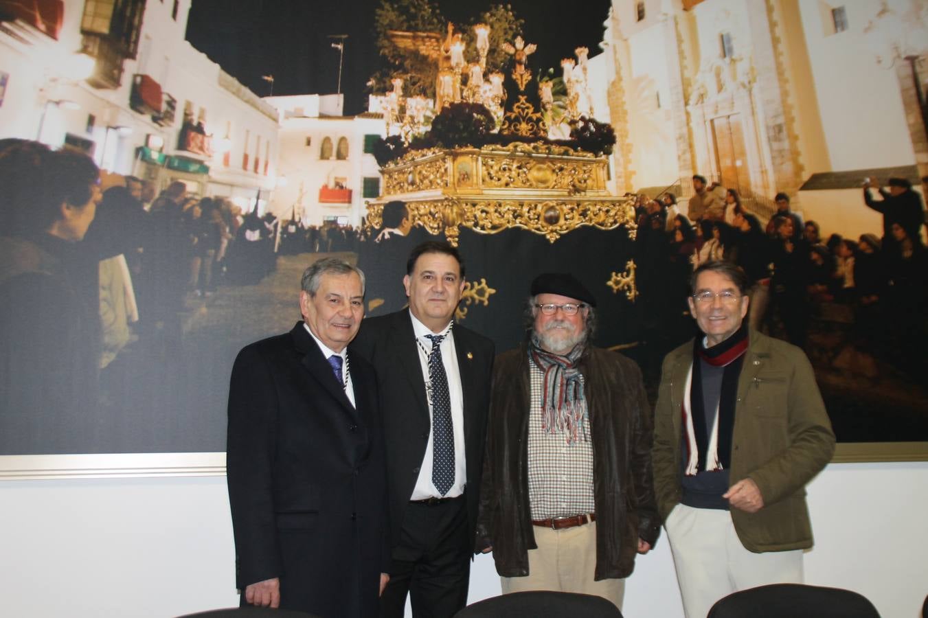 La Antigua y Pontificia Cofradía de Jesús Orando en el Huerto y Nuestra Señora del Rosario, cuya existencia se remonta al siglo XVI, según atestiguan los libros parroquiales, inauguró anoche su Casa de Hermandad, haciendo partícipe al resto de cofradías y hermandades de Jerez de los Caballeros de un momento extraordinario para incorporar a su Historia y a la de la propia Semana Santa Jerezana, de Interés Turístico Nacional. Mantos, túnicas y otros enseres representativos del legado de siglos que conserva esta Cofradía del Silencio, como se la conoce popularmente, se exponen en dicha Casa, ubicada en la planta superior de un ala de la Casa de la Iglesia, justo enfrente de la Puerta del Perdón de la Iglesia de San Miguel Arcángel desde la cual realiza su salida penitencial cada Martes Santo.