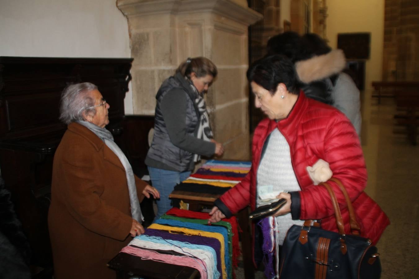 Personas de todas las edades han acudido en la mañana de este domingo, 3 de febrero, a la iglesia de Santa María de la Encarnación para cumplir con la costumbre de adquirir el cordón de San Blas, en el día en que se celebra su festividad. Se trata de una tradición arraigada en esta ciudad y vinculada a la Cofradía de Nuestro Padre Jesús Nazareno que la pone en valor cada año junto con el párroco de la ciudad.