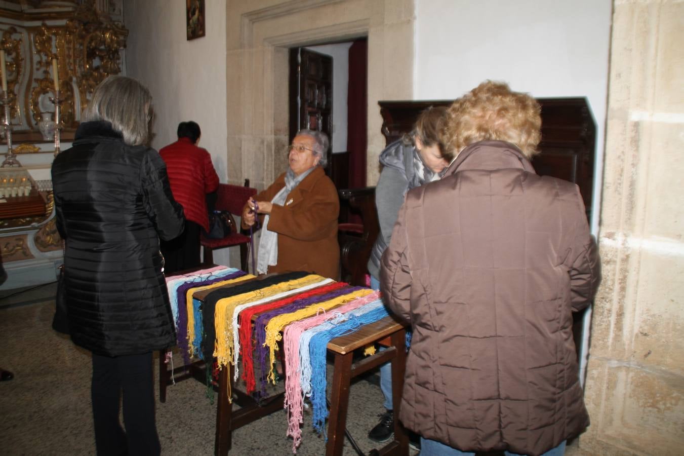 Personas de todas las edades han acudido en la mañana de este domingo, 3 de febrero, a la iglesia de Santa María de la Encarnación para cumplir con la costumbre de adquirir el cordón de San Blas, en el día en que se celebra su festividad. Se trata de una tradición arraigada en esta ciudad y vinculada a la Cofradía de Nuestro Padre Jesús Nazareno que la pone en valor cada año junto con el párroco de la ciudad.
