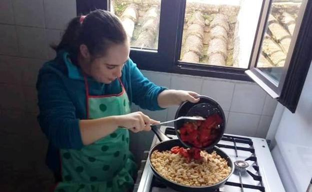 Aprendiendo a elaborar unas migas.