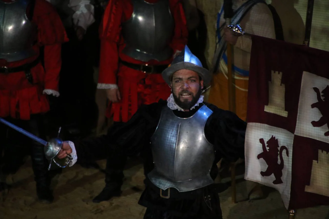 Jerez de los Caballeros rindió, ayer, homenaje a su ilustre hijo Vasco Núñez de Balboa con la representación teatral 'Balboa, la llave de la última frontera'. Más de medio centenar de personas recrearon la vida y ensalzaron la figura del explorador con una gran puesta en escena en el morabito de la Plaza de la Alcazaba.La citada representación estuvo dirigida por Pablo Pérez de Lazarraga y su guión estuvo basado en la obra de Feliciano Correa, historiador y cronista oficial de Jerez, titulada 'Balboa, la fantástica historia de un hidalgo español'. La recreación comenzó con un pasacalle que partió desde el Cine-Teatro Balboa y que, como ya avanzó HOY Jerez, «es fruto de varios meses de trabajo a través de los talleres de teatro, acrobacia y percusión que se han realizado en la localidad en estos últimos meses y al frente de los cuales han estado Fermín Núñez y Javier López». 