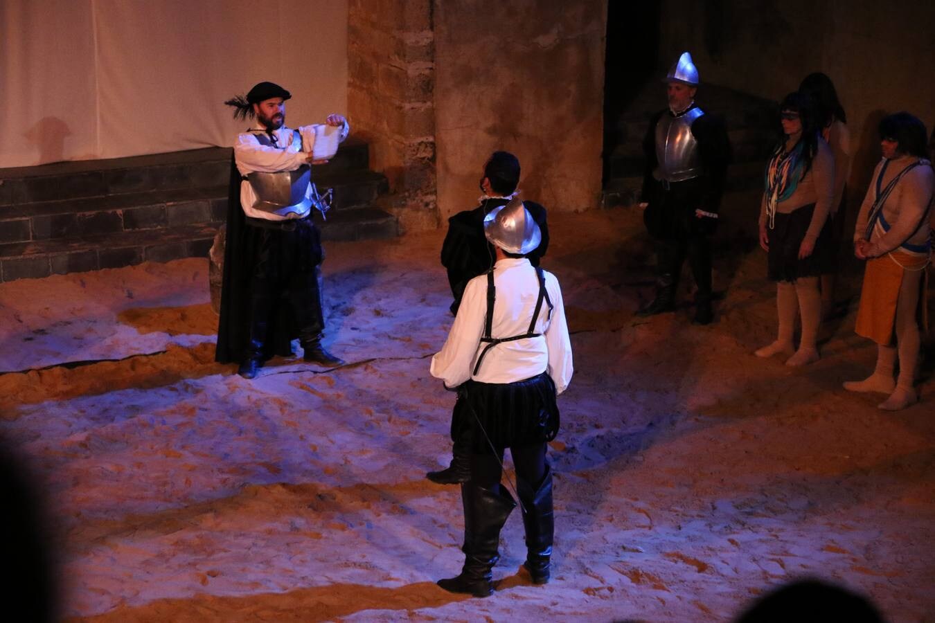 Jerez de los Caballeros rindió, ayer, homenaje a su ilustre hijo Vasco Núñez de Balboa con la representación teatral 'Balboa, la llave de la última frontera'. Más de medio centenar de personas recrearon la vida y ensalzaron la figura del explorador con una gran puesta en escena en el morabito de la Plaza de la Alcazaba.La citada representación estuvo dirigida por Pablo Pérez de Lazarraga y su guión estuvo basado en la obra de Feliciano Correa, historiador y cronista oficial de Jerez, titulada 'Balboa, la fantástica historia de un hidalgo español'. La recreación comenzó con un pasacalle que partió desde el Cine-Teatro Balboa y que, como ya avanzó HOY Jerez, «es fruto de varios meses de trabajo a través de los talleres de teatro, acrobacia y percusión que se han realizado en la localidad en estos últimos meses y al frente de los cuales han estado Fermín Núñez y Javier López». 